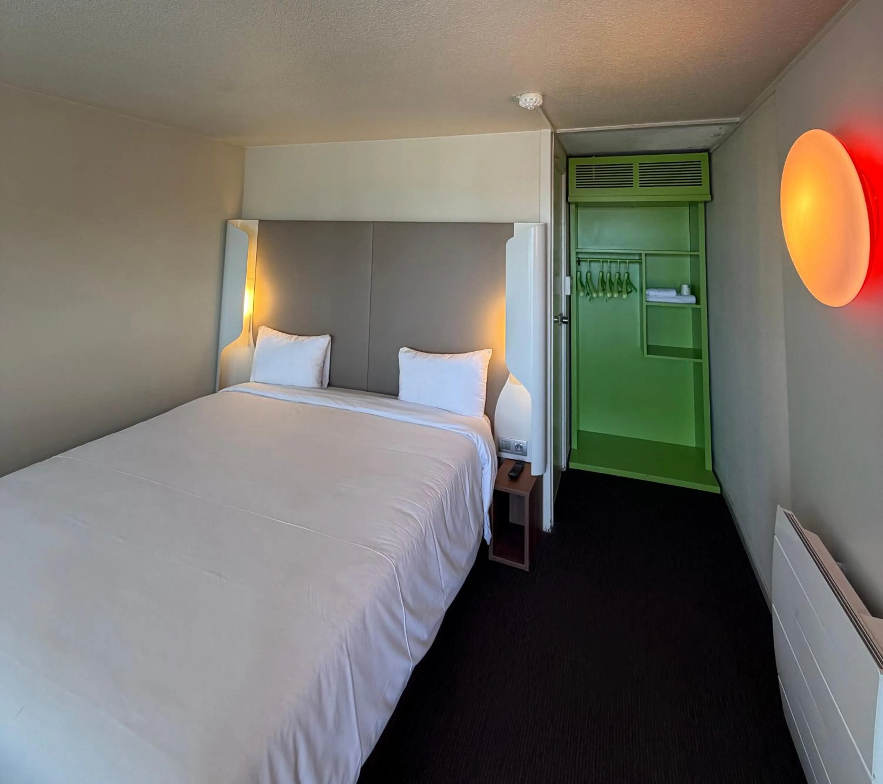 Bedroom, Bed in Campanile Troyes Sud - Buchères