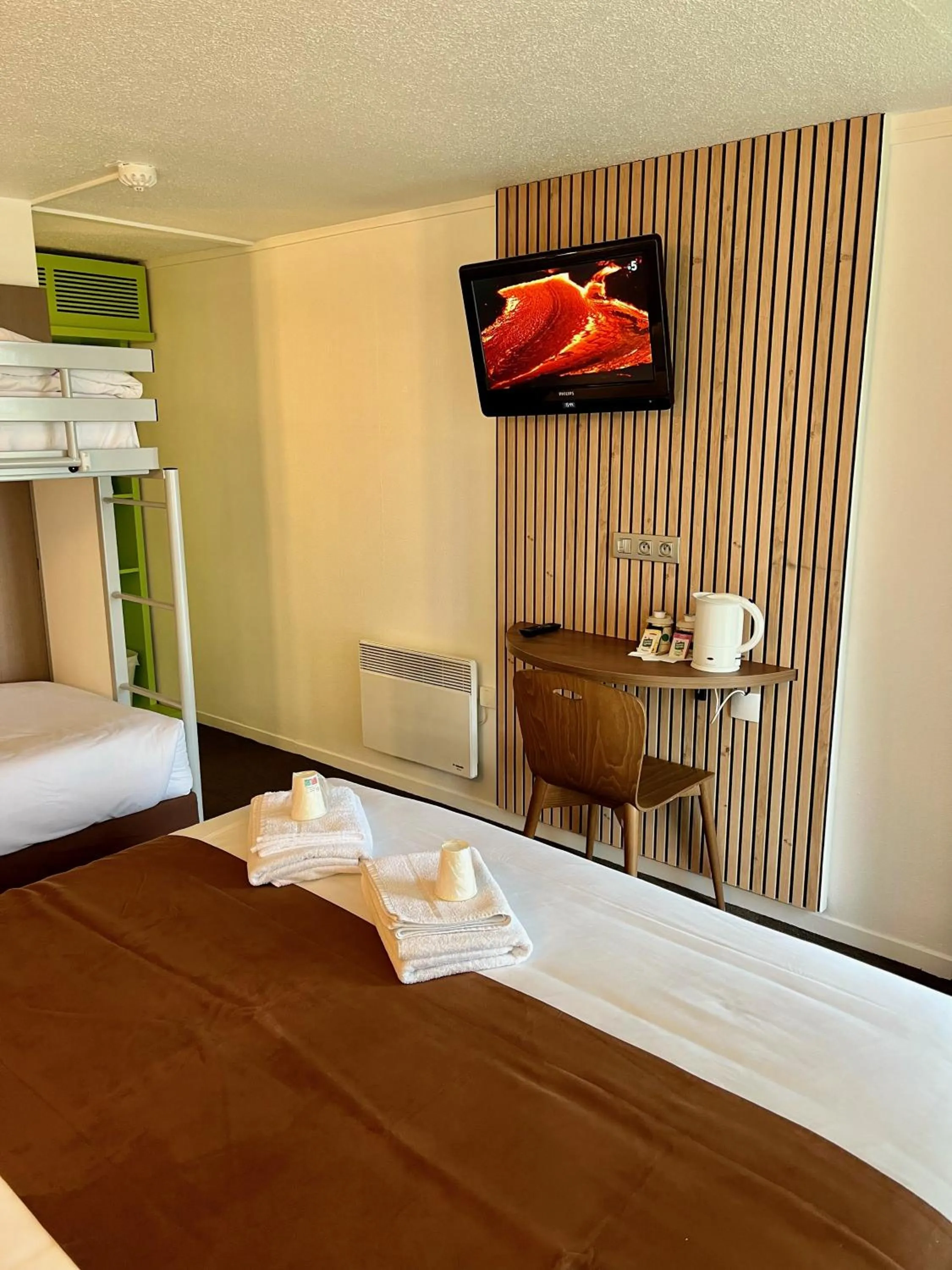 Photo of the whole room, Bed in Campanile Troyes Sud - Buchères