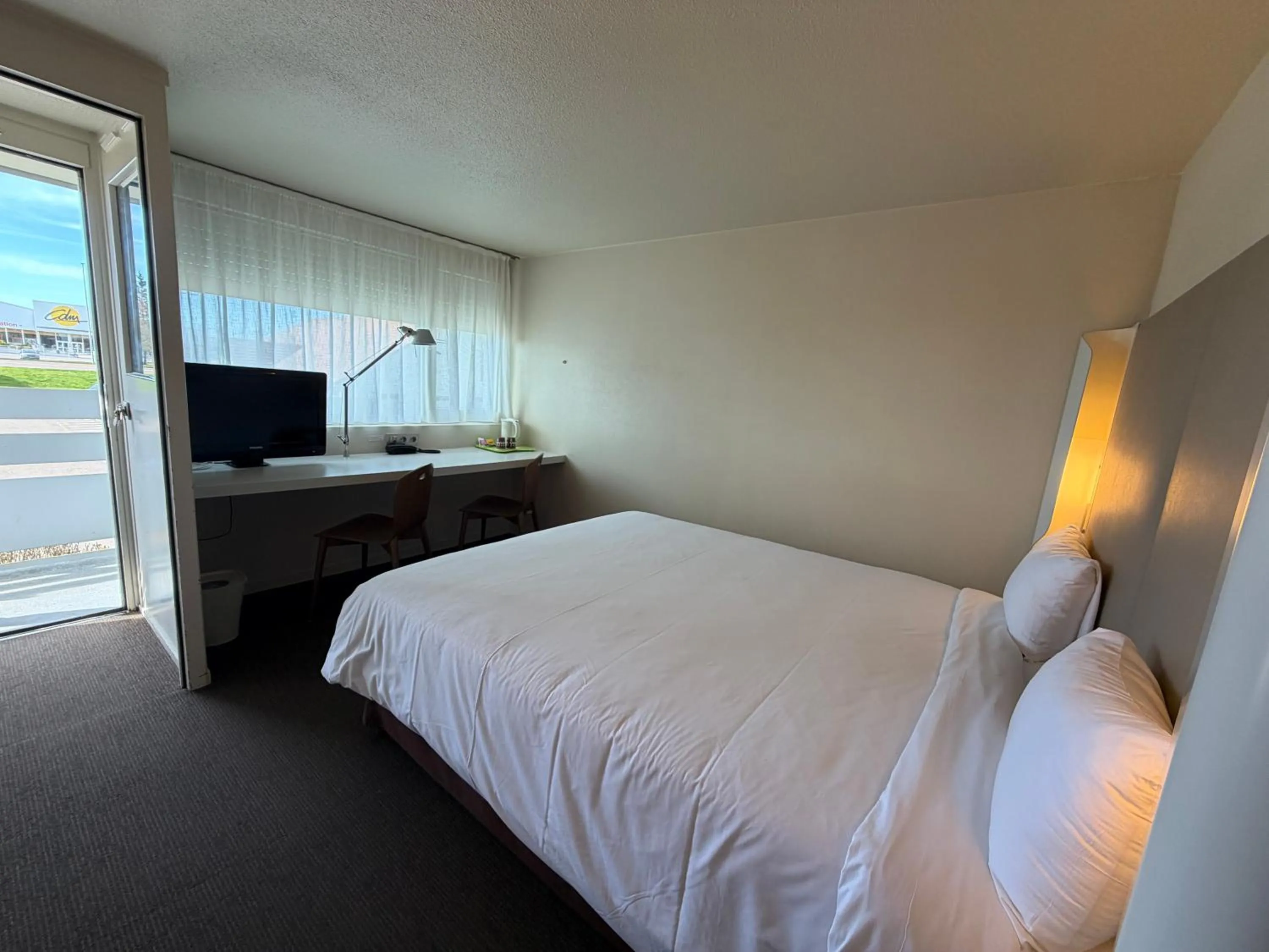 Bedroom, Bed in Campanile Troyes Sud - Buchères