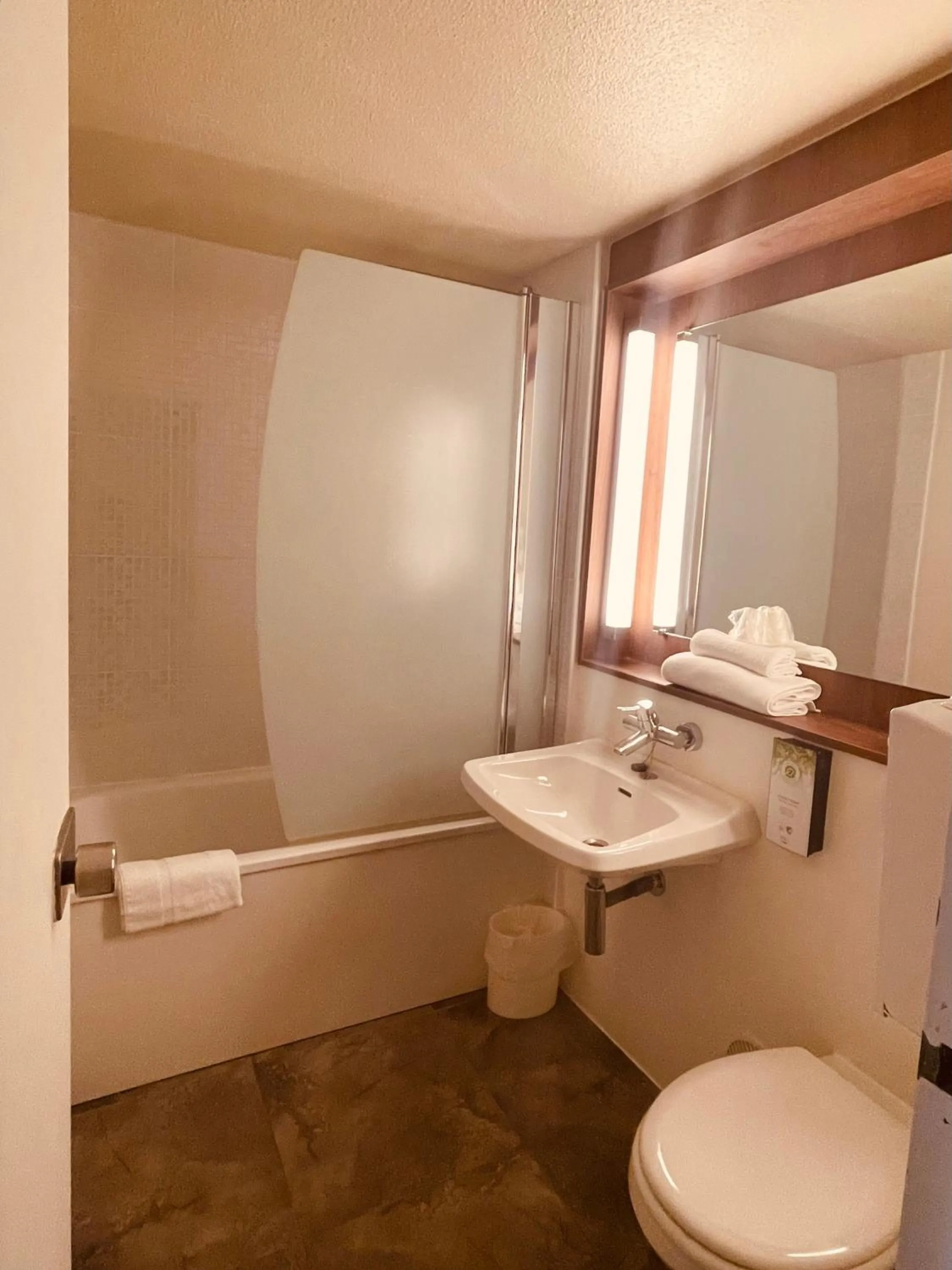 Bathroom in Campanile Troyes Sud - Buchères