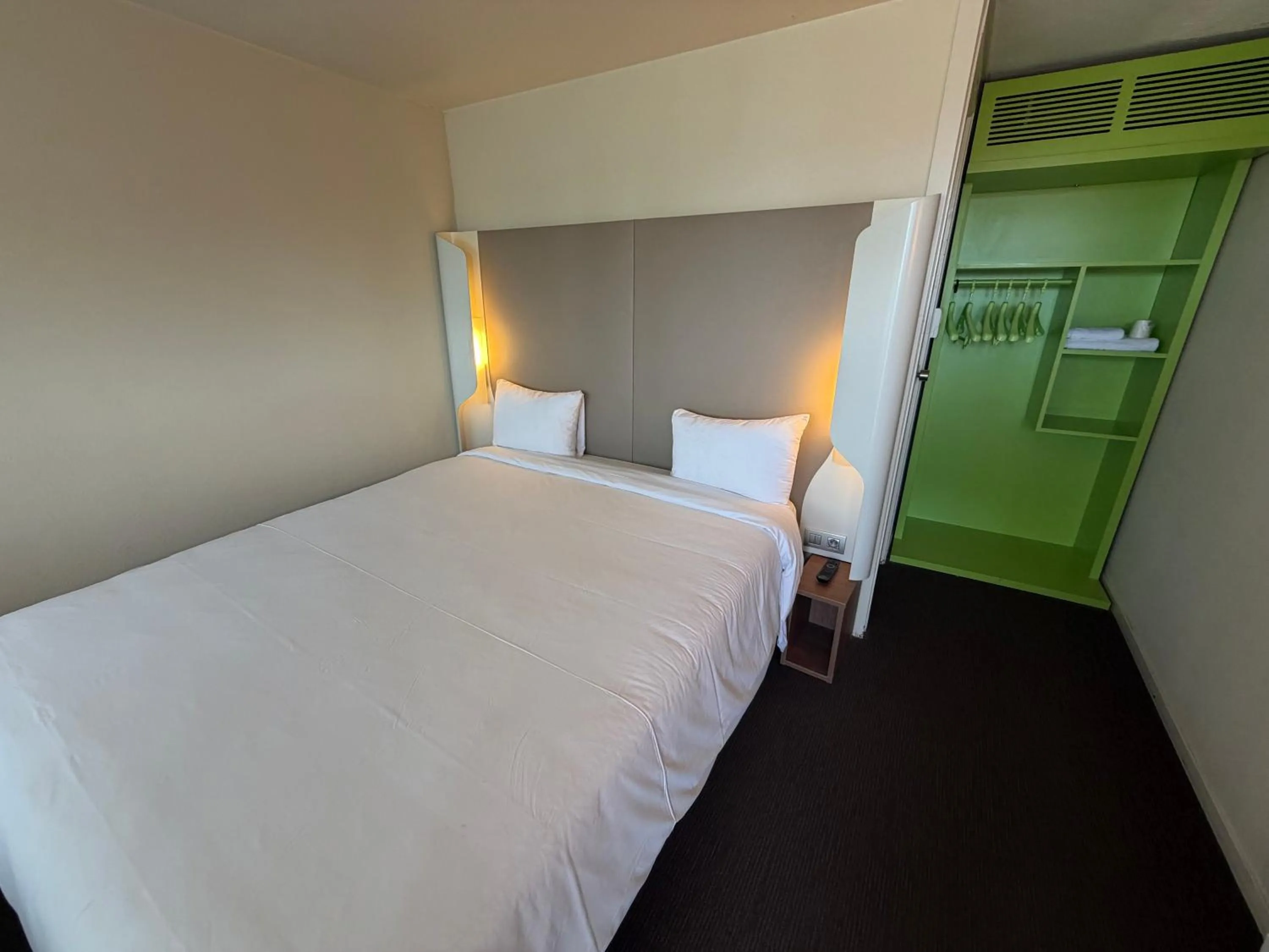 Bedroom, Bed in Campanile Troyes Sud - Buchères