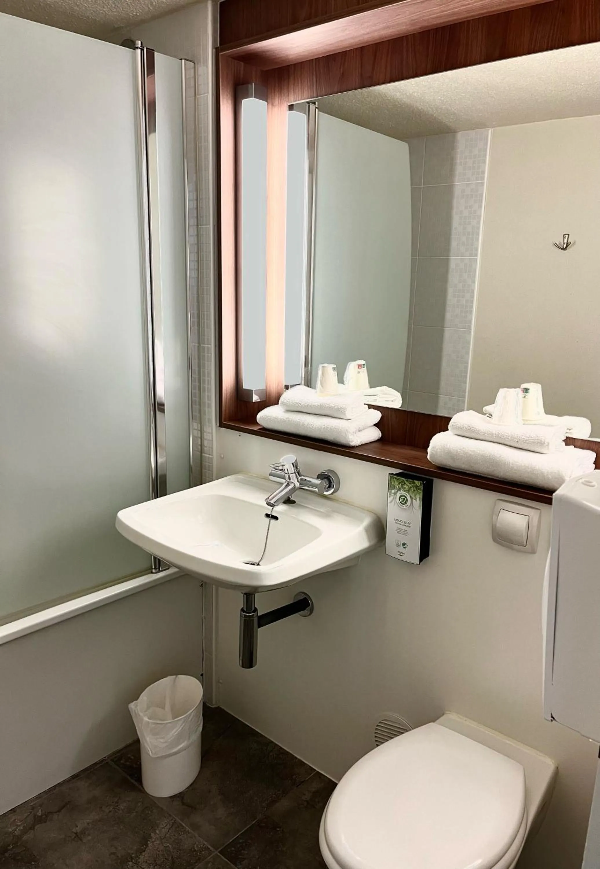 Bathroom in Campanile Troyes Sud - Buchères