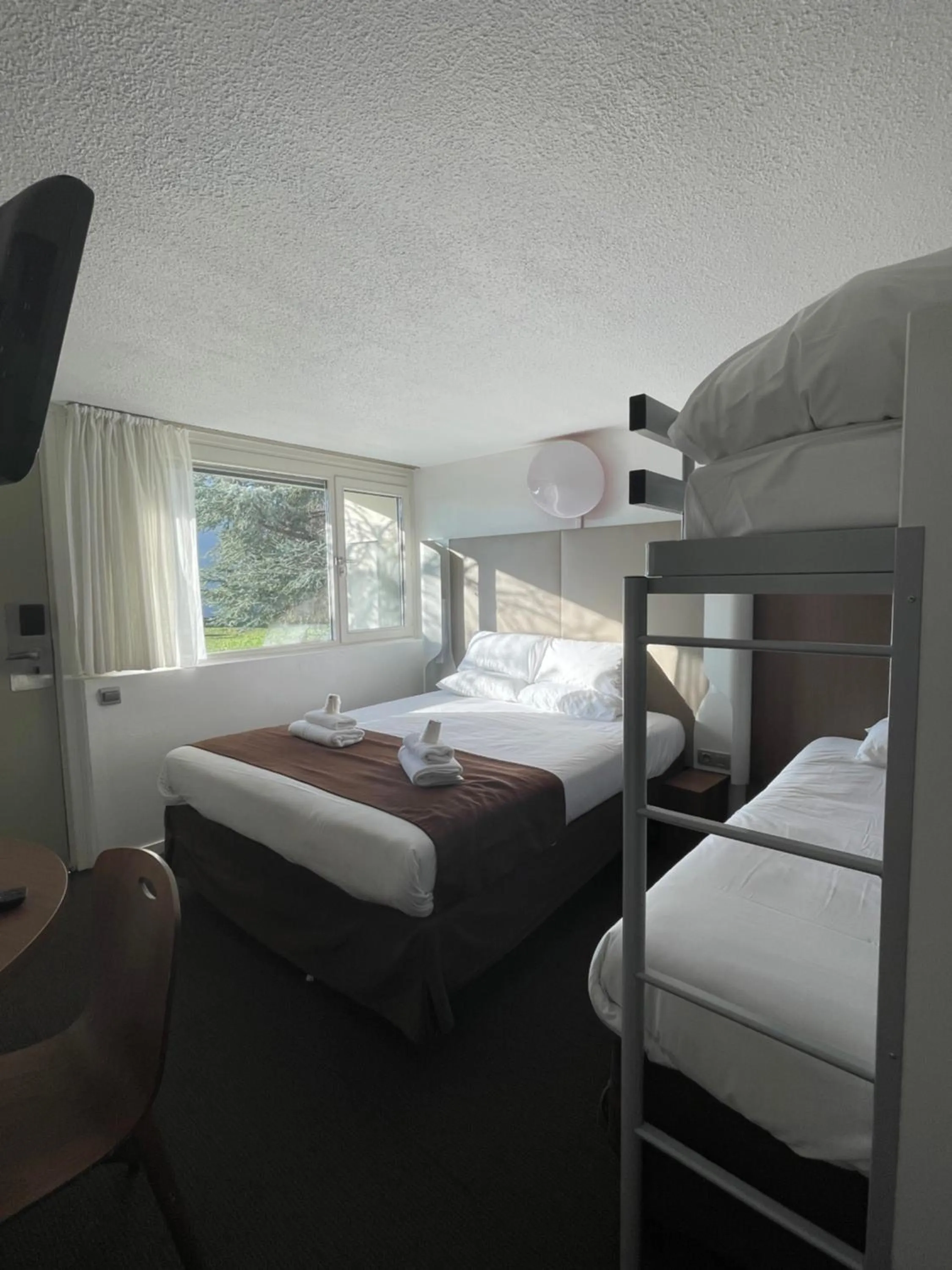 Photo of the whole room, Bed in Campanile Troyes Sud - Buchères