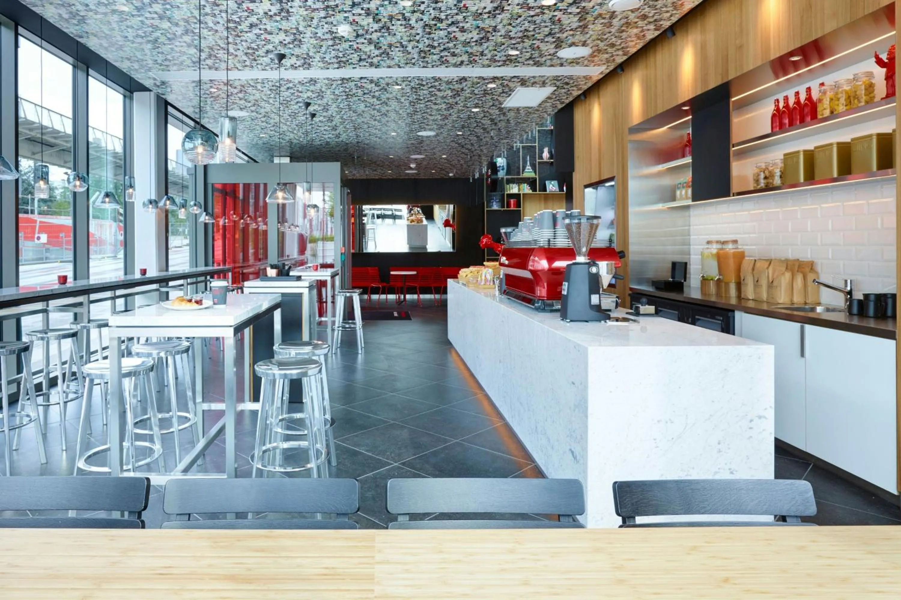 Restaurant/places to eat in citizenM Paris La Défense