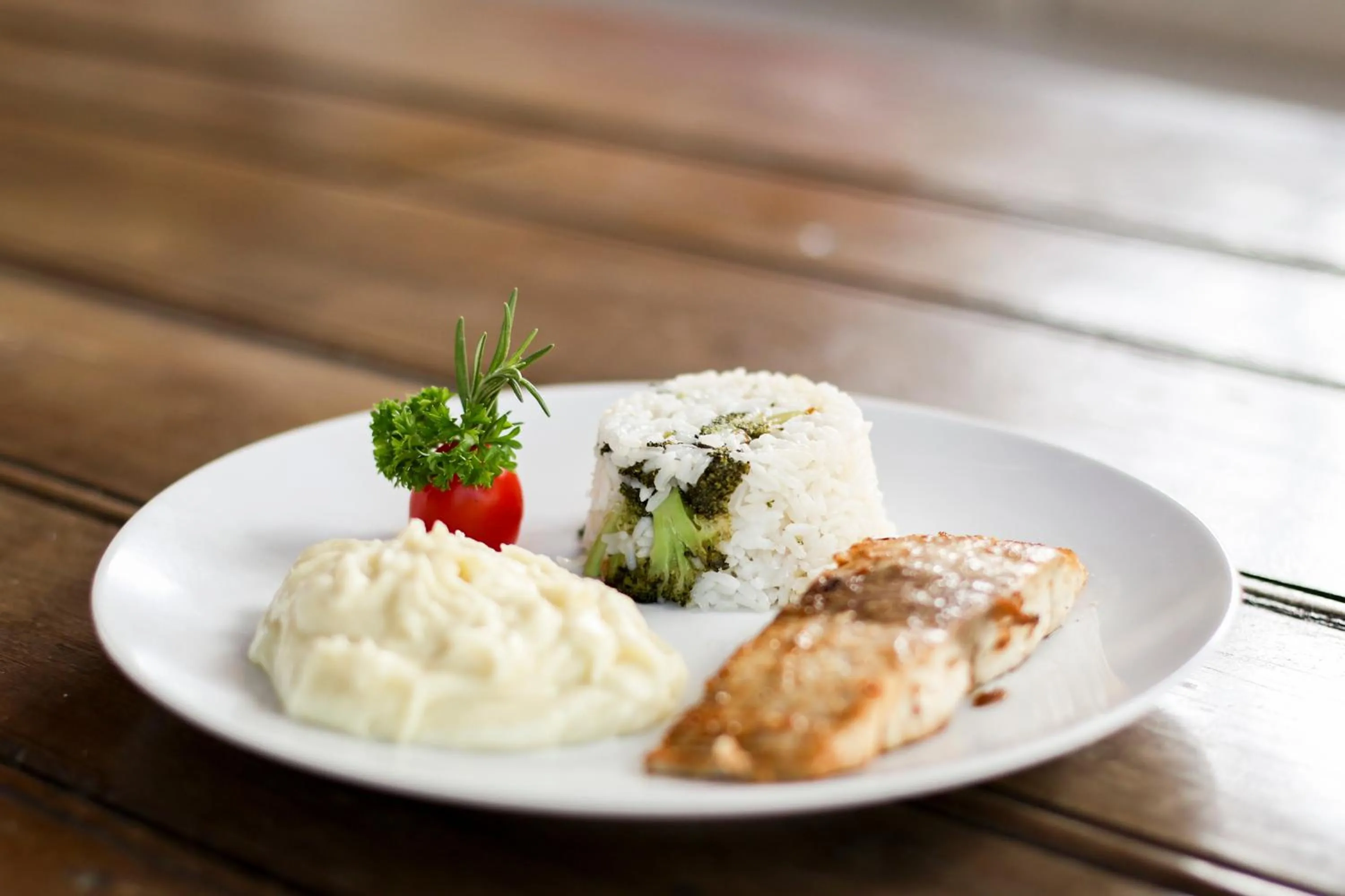 Restaurant/places to eat in Pontal da Ferradura