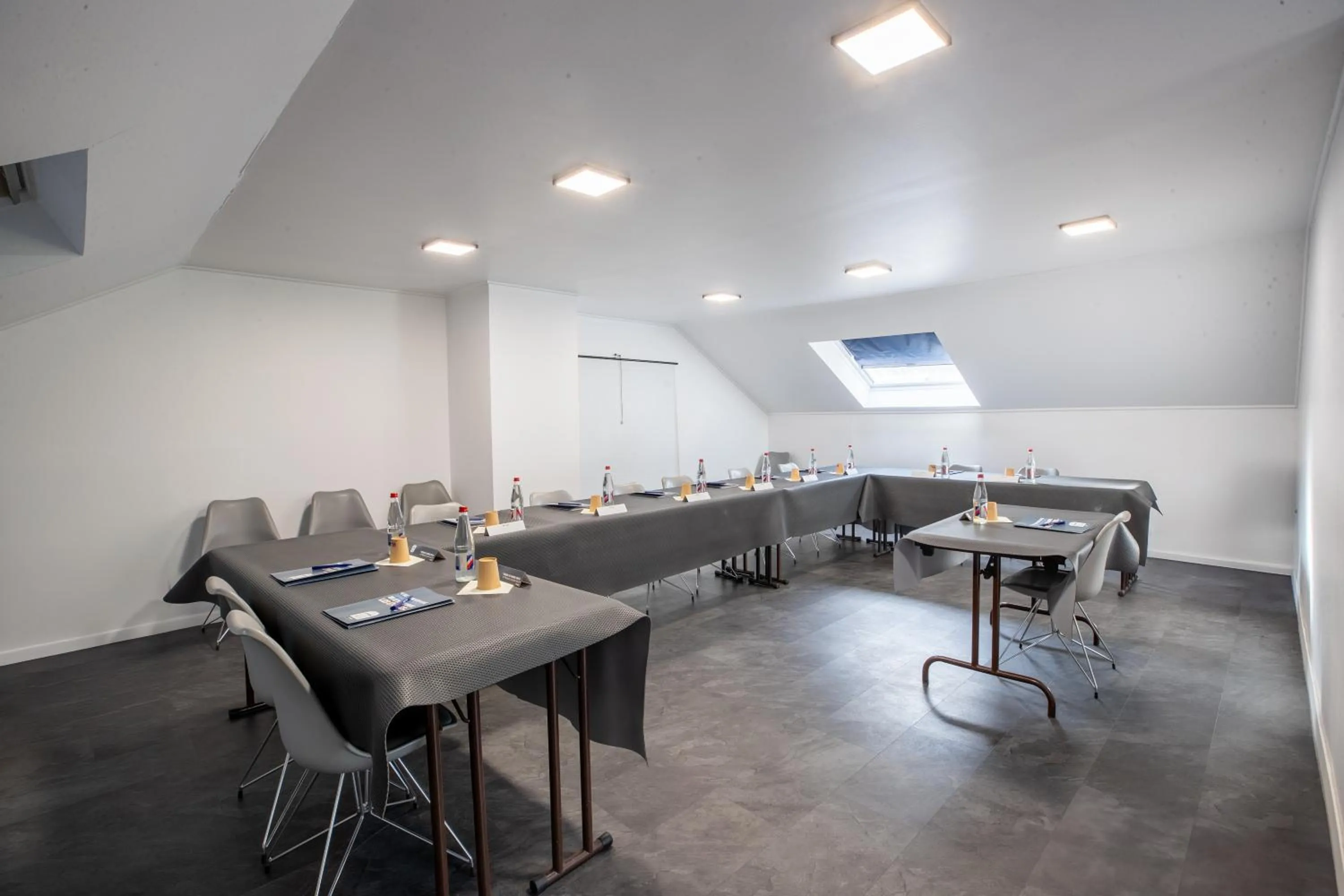 Meeting/conference room in Kyriad Valenciennes Sud - Rouvignies