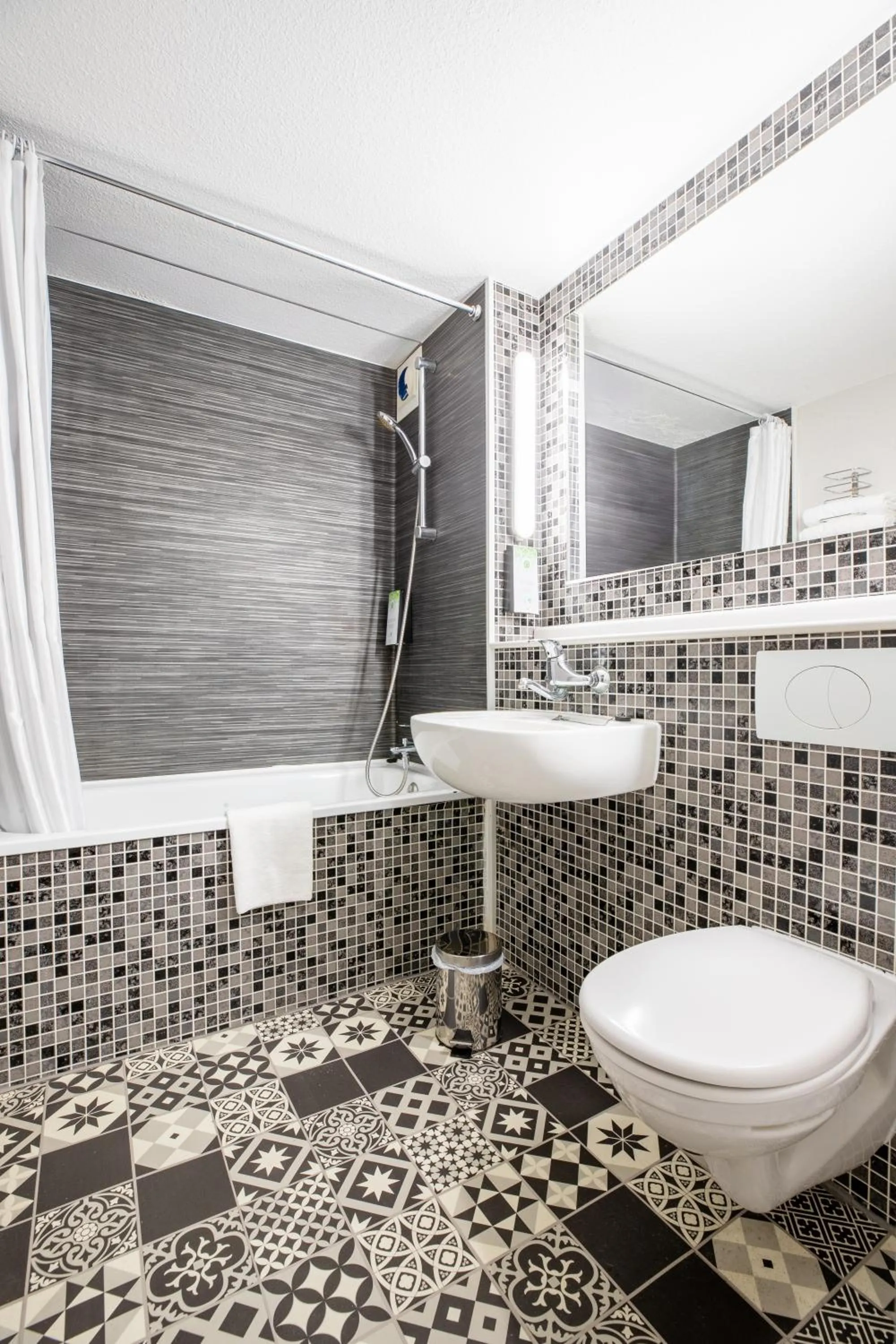 Bathroom in Kyriad Valenciennes Sud - Rouvignies