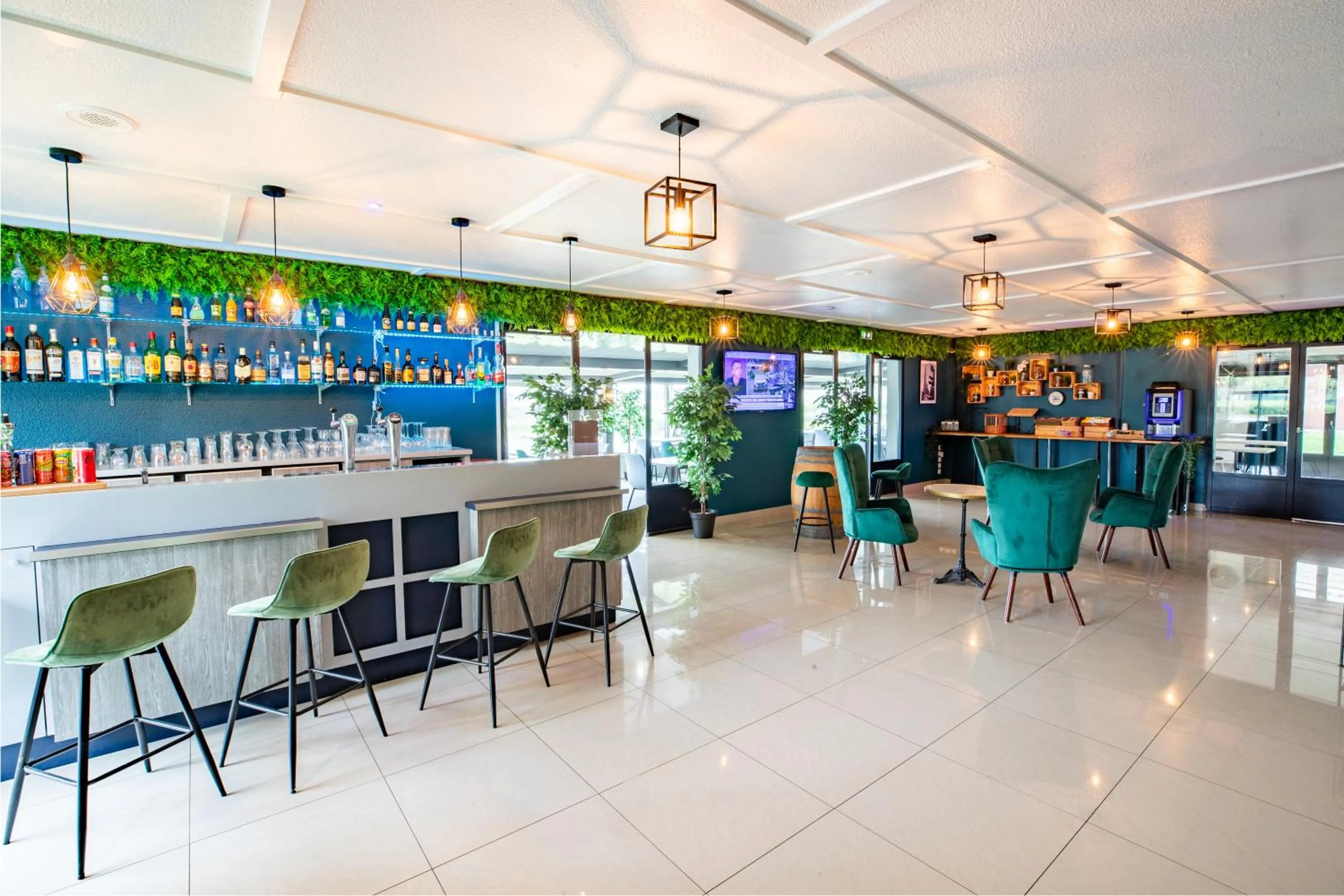 Lounge or bar in Kyriad Valenciennes Sud - Rouvignies