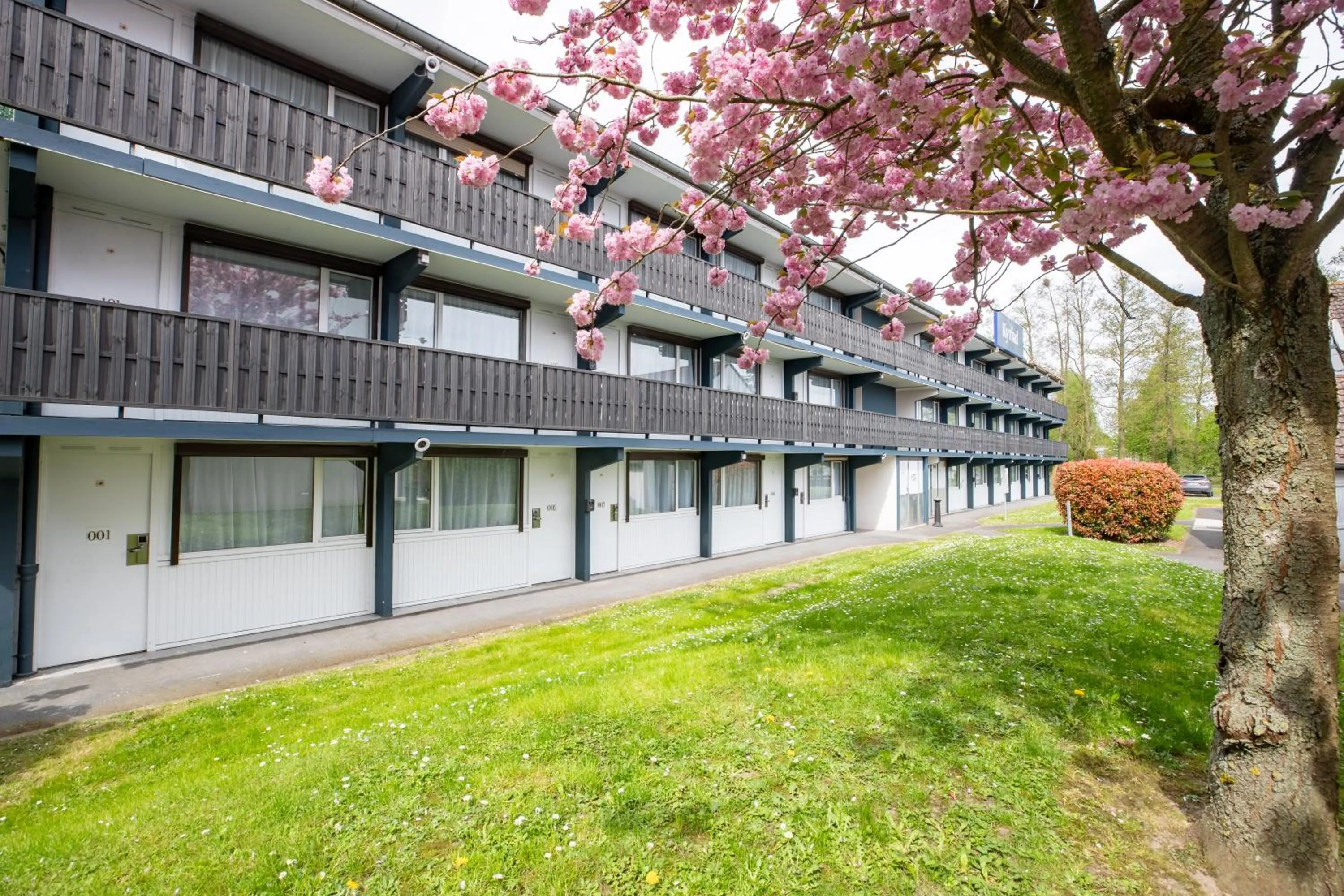 Property building in Kyriad Valenciennes Sud - Rouvignies