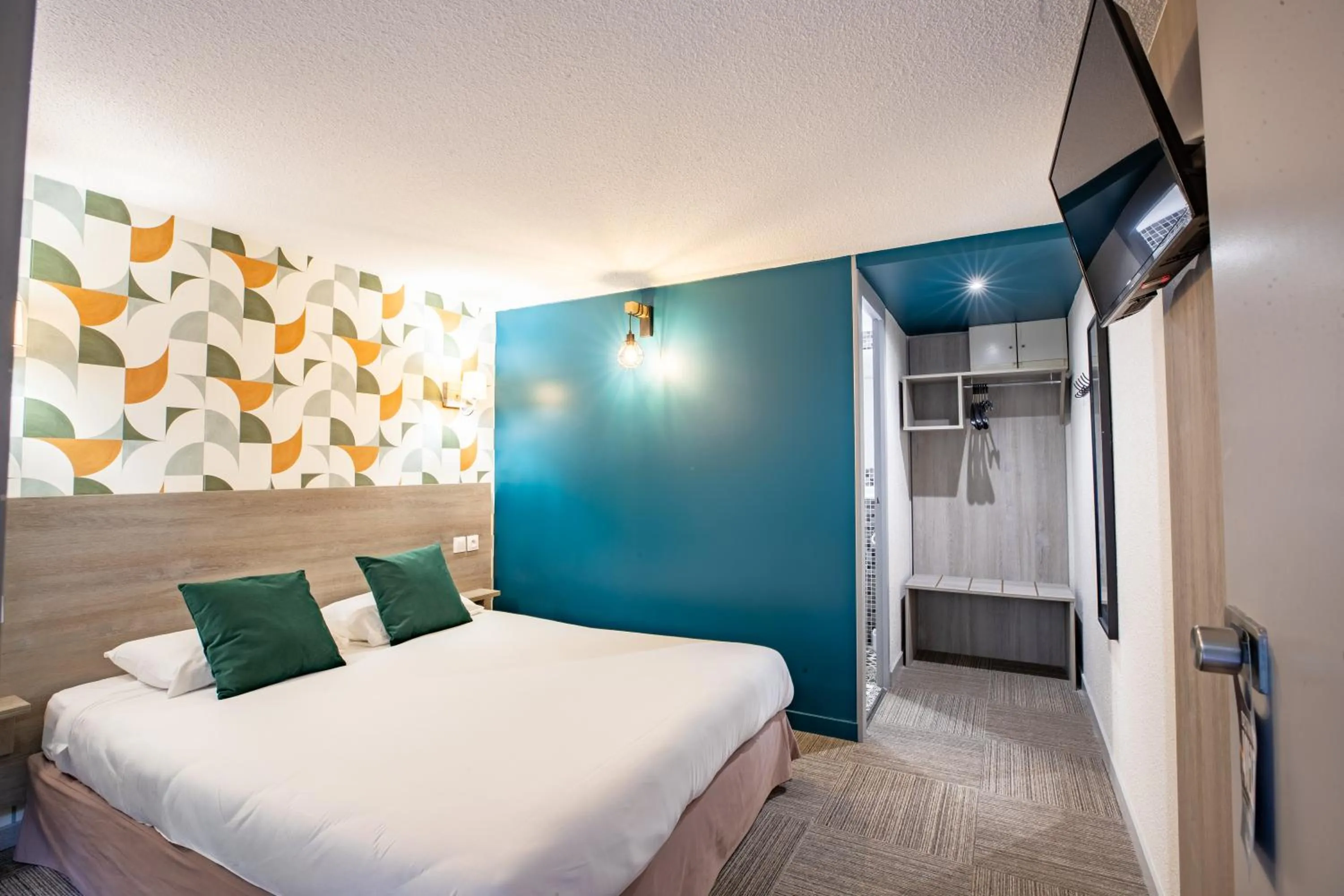 Bedroom, Bed in Kyriad Valenciennes Sud - Rouvignies