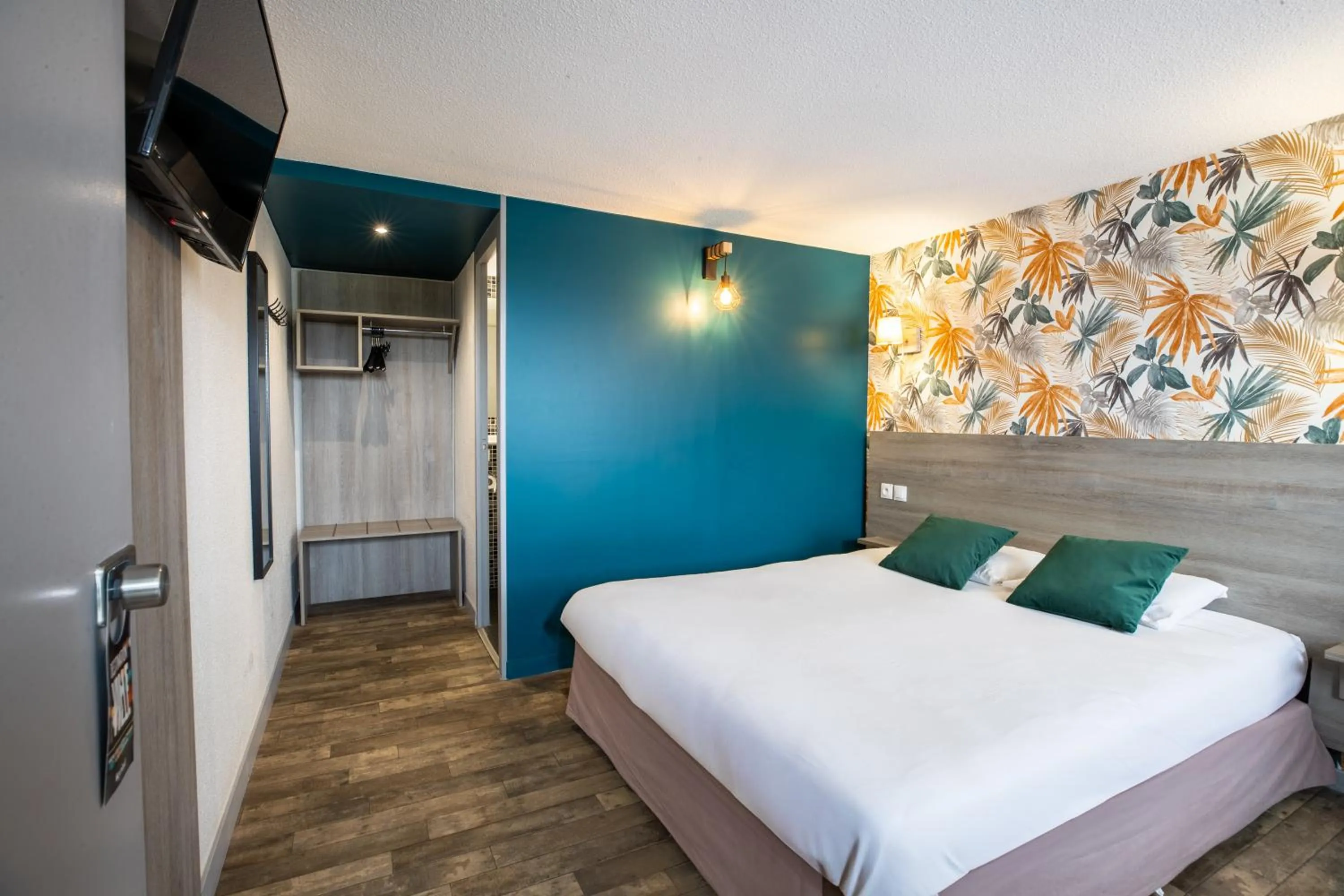 Bedroom, Bed in Kyriad Valenciennes Sud - Rouvignies