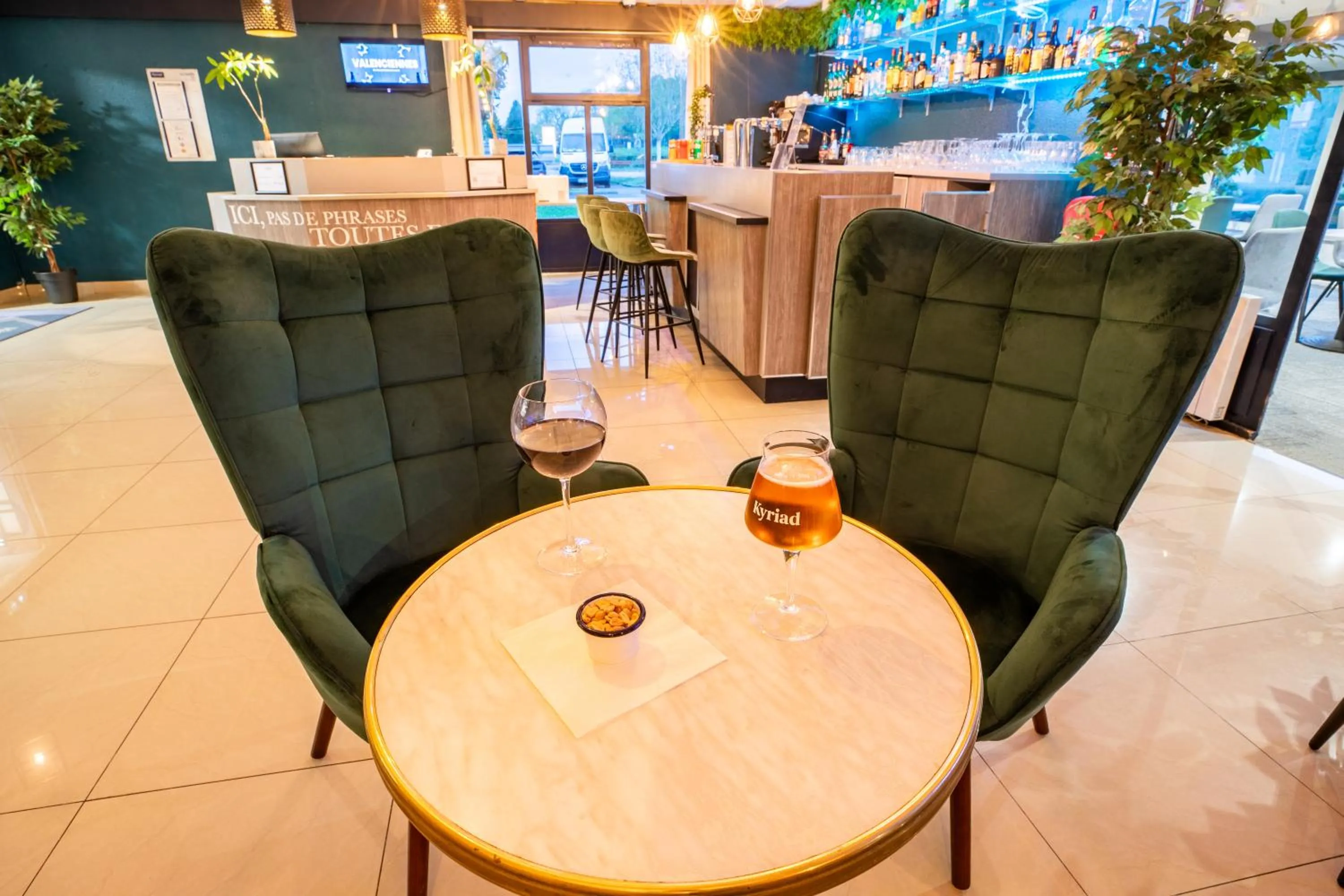 Lounge or bar in Kyriad Valenciennes Sud - Rouvignies