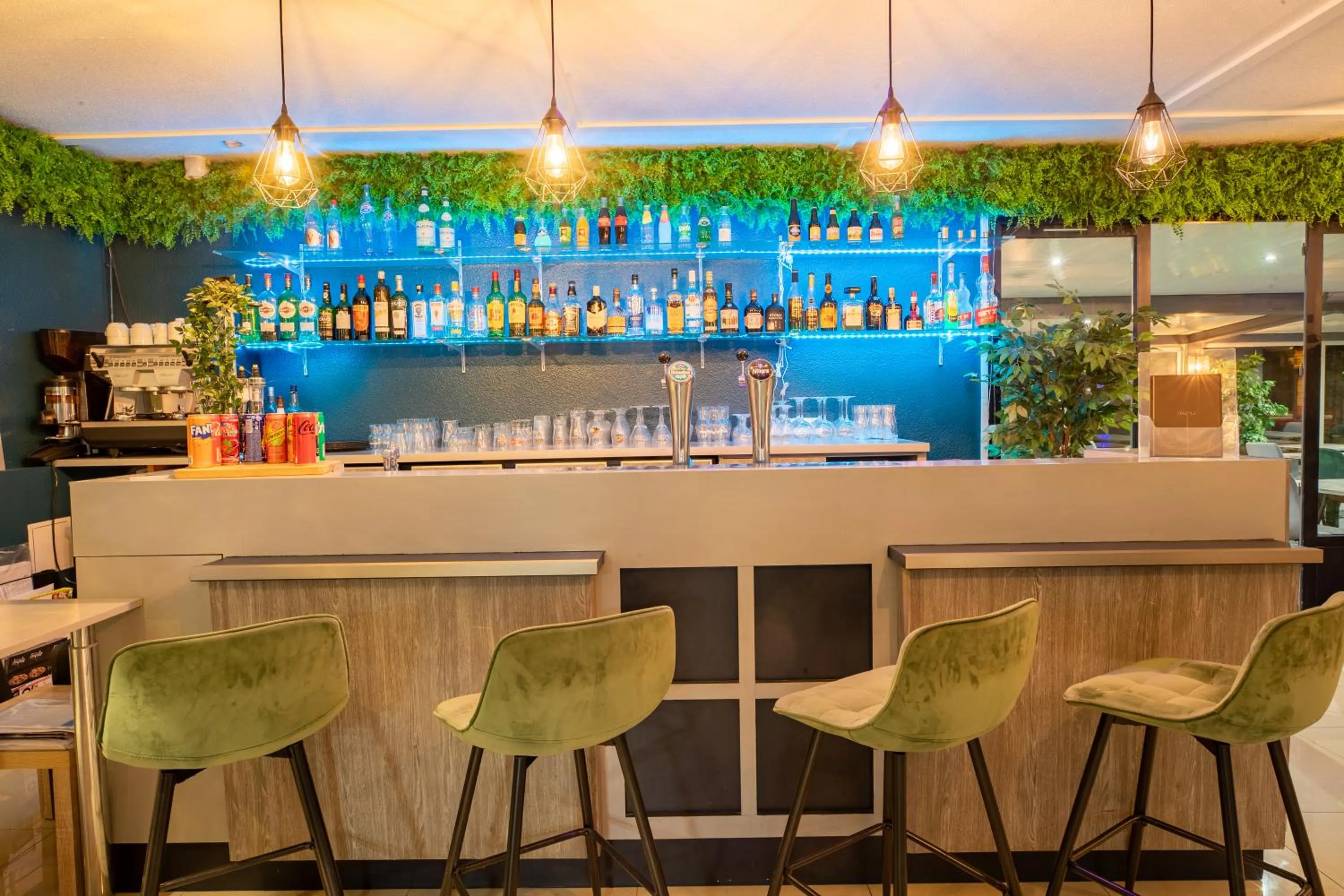 Lounge or bar in Kyriad Valenciennes Sud - Rouvignies