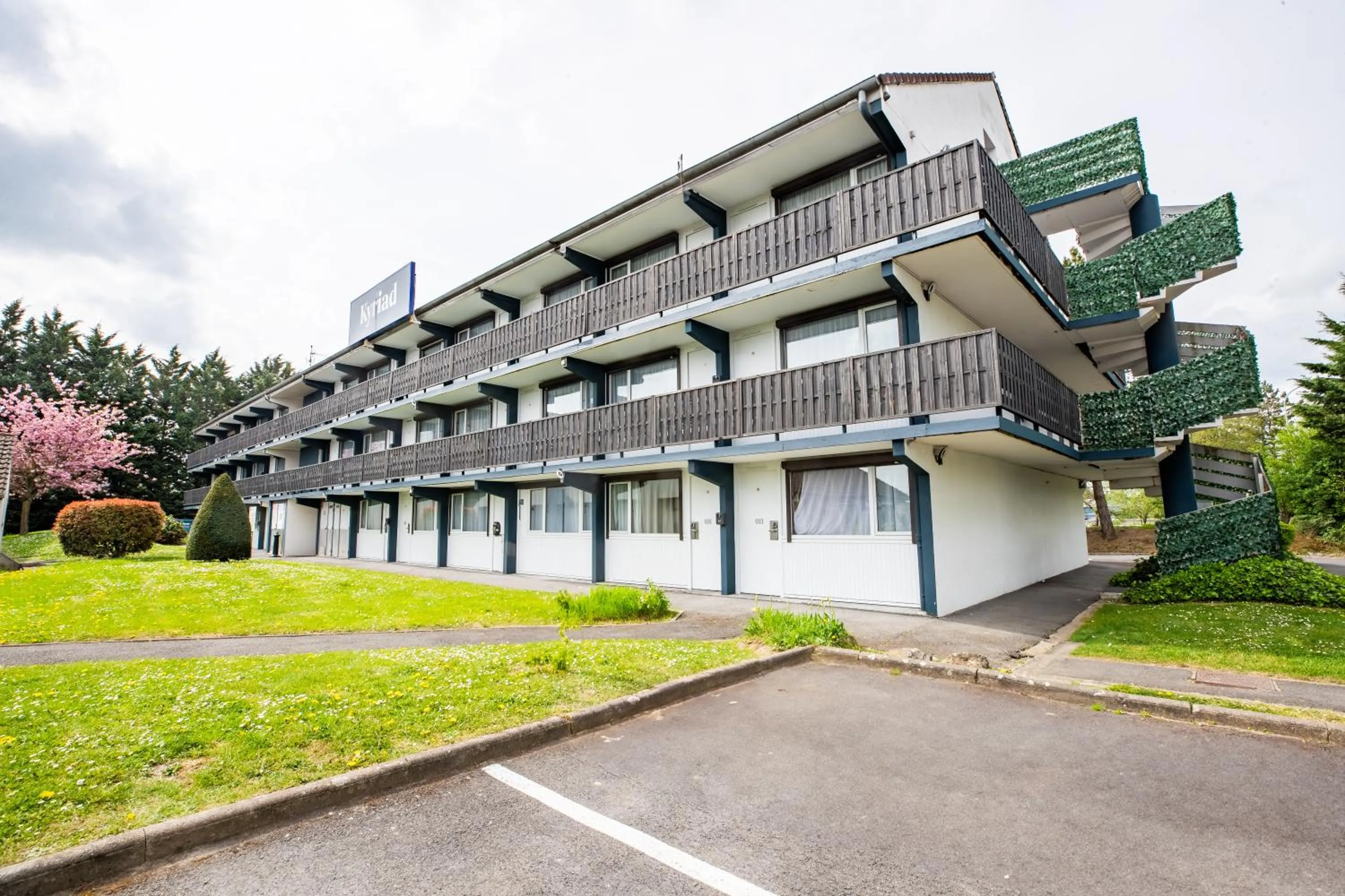 Property building in Kyriad Valenciennes Sud - Rouvignies