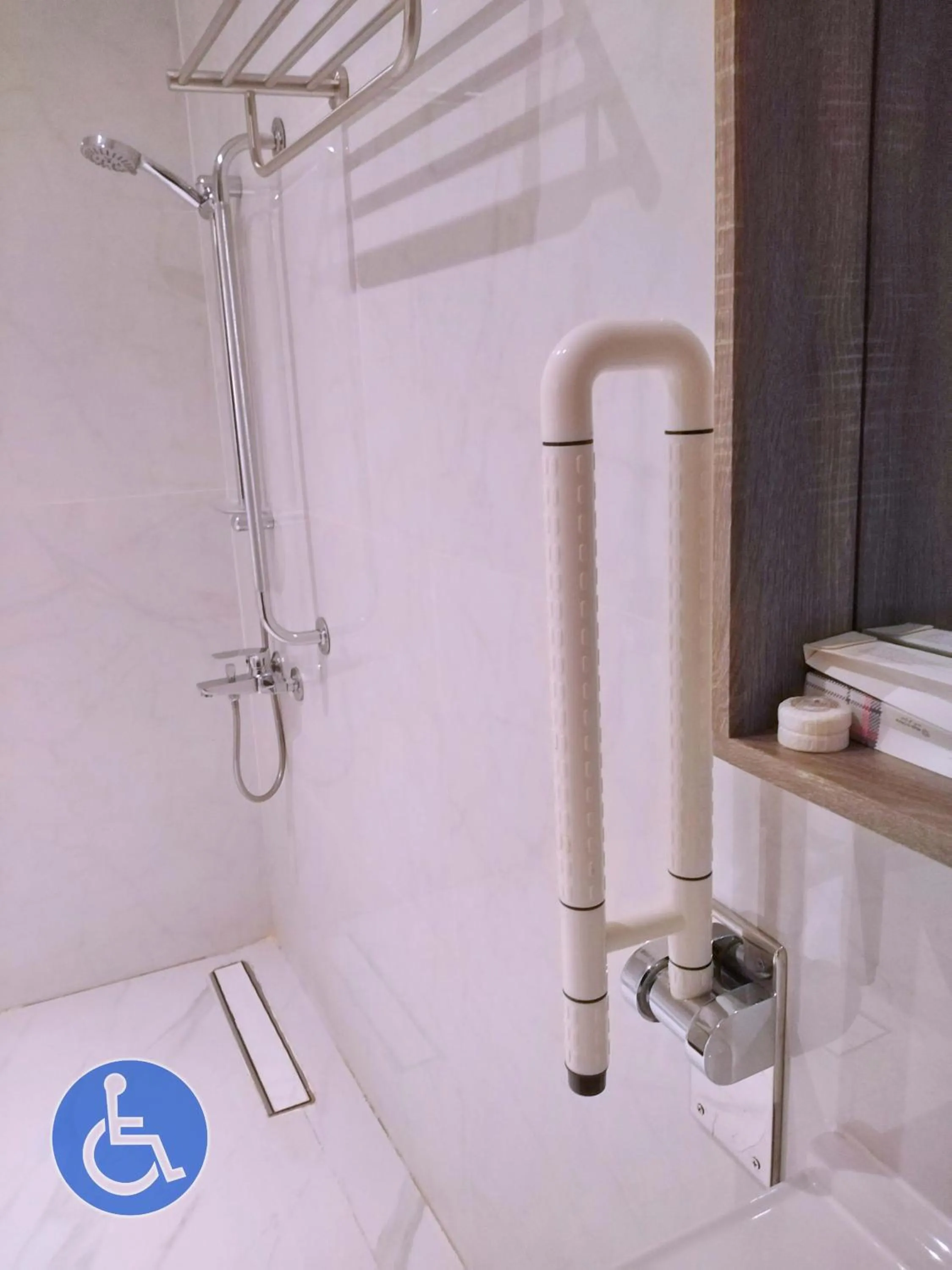 Shower in Sendan Residence