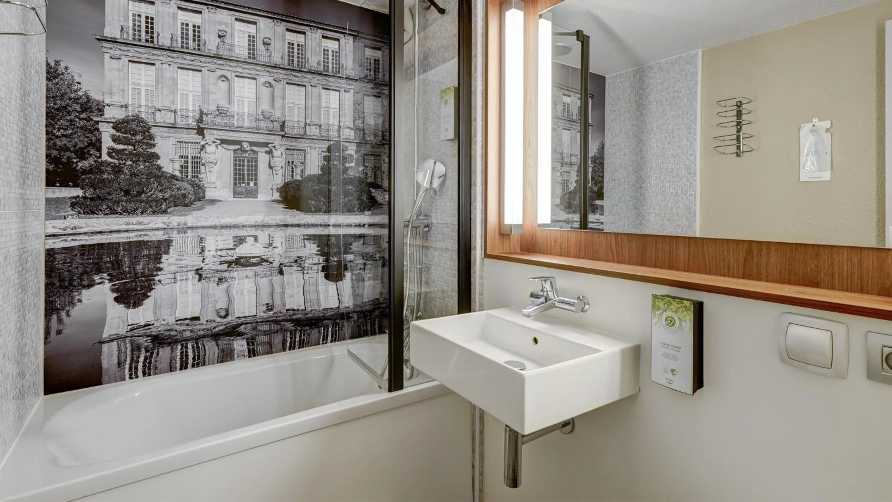 Bathroom in Campanile Le Havre Nord - Montivilliers