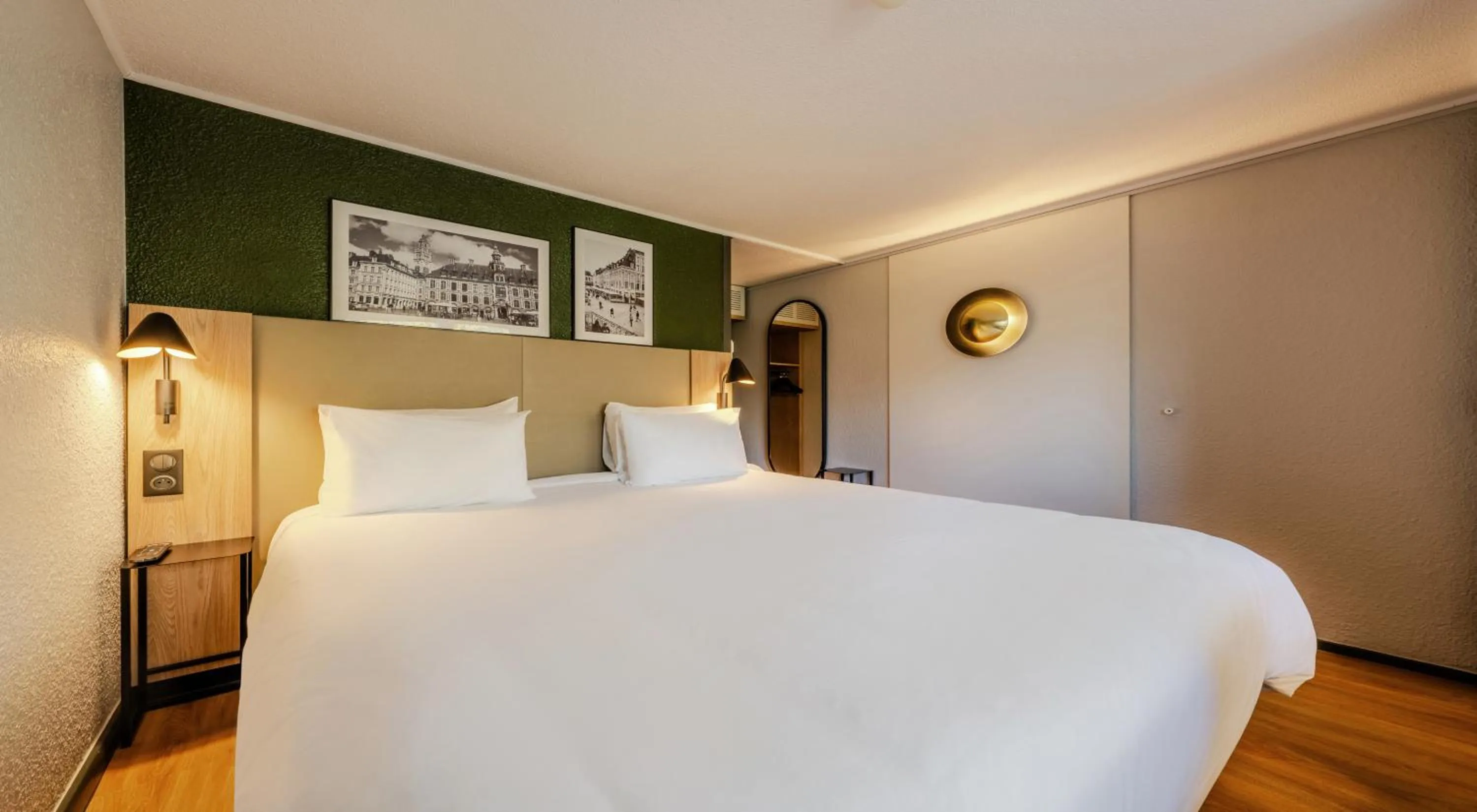 Bed in Kyriad Sannois - Ermont