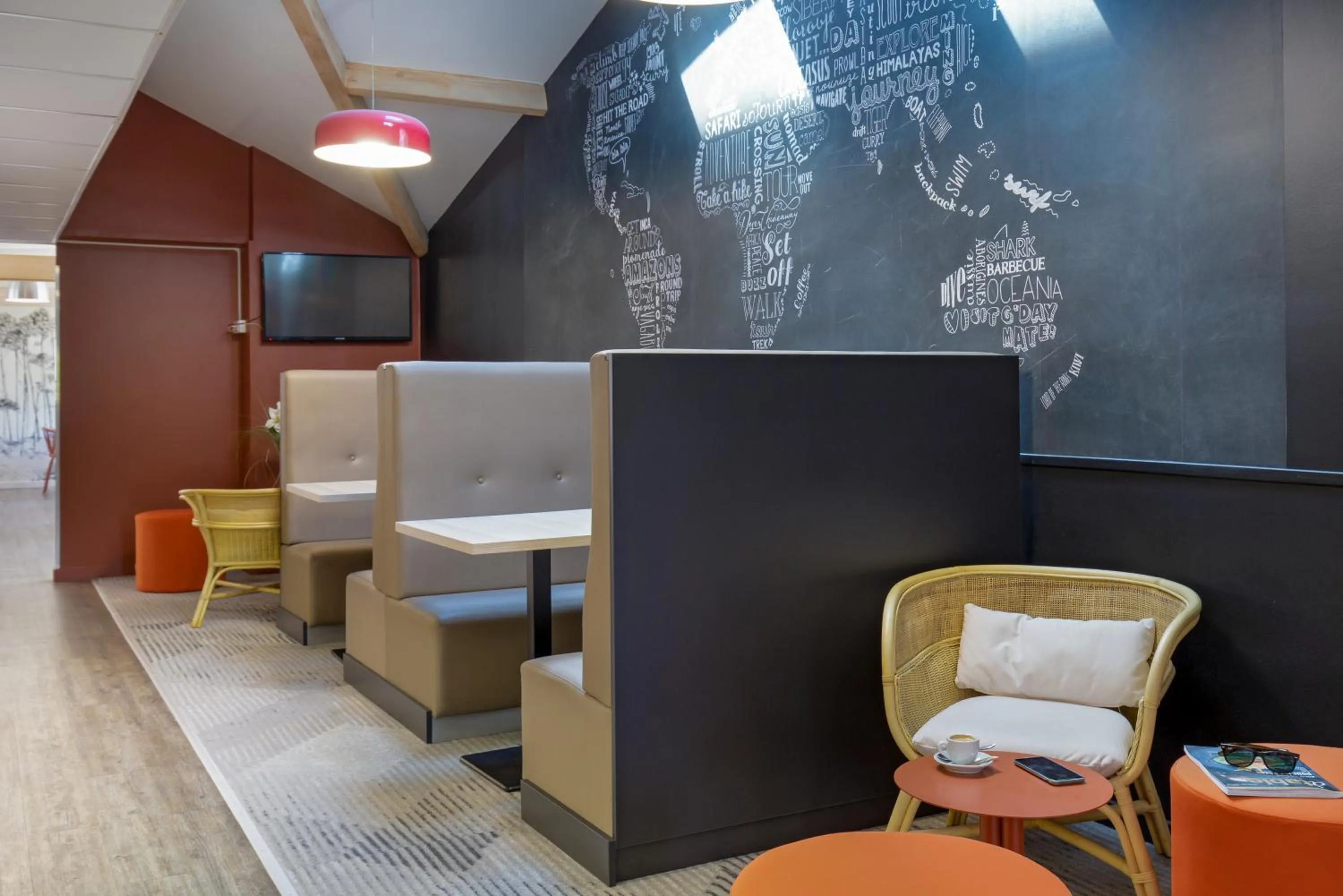 Lounge or bar in KYRIAD MARSEILLE EST - Aubagne Gémenos