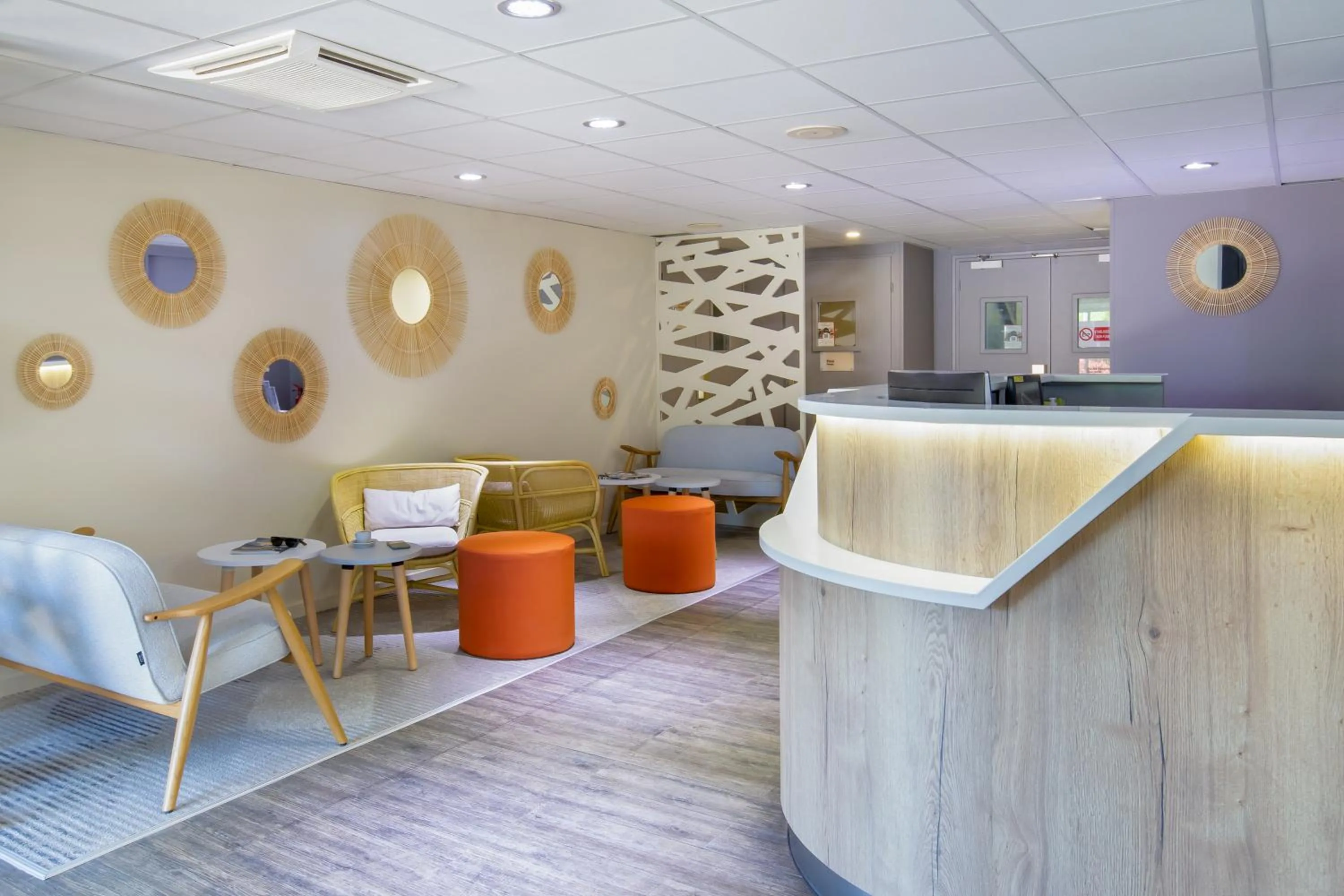 Lobby or reception in KYRIAD MARSEILLE EST - Aubagne Gémenos