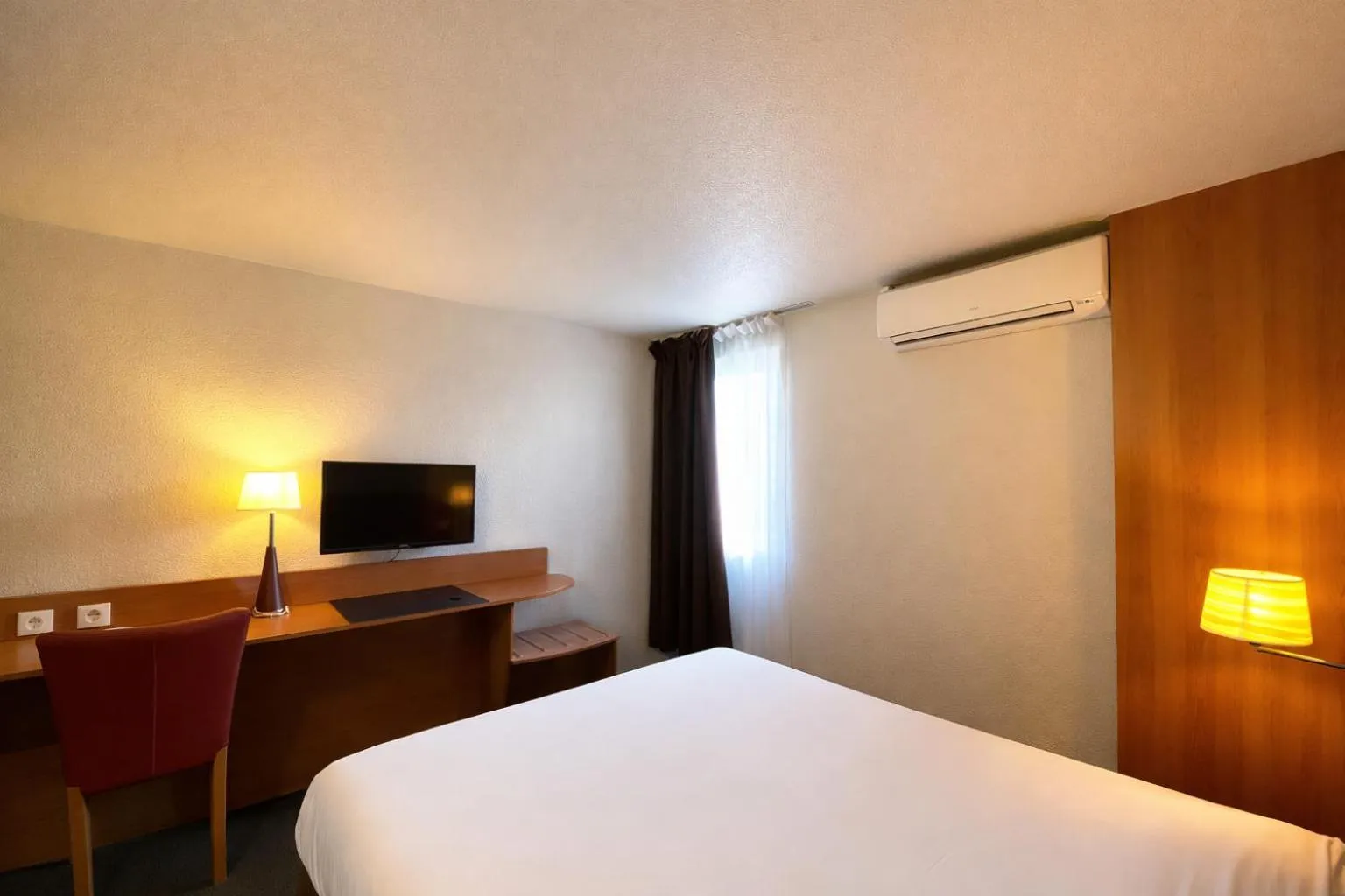 Photo of the whole room, Bed in Kyriad Montargis Amilly