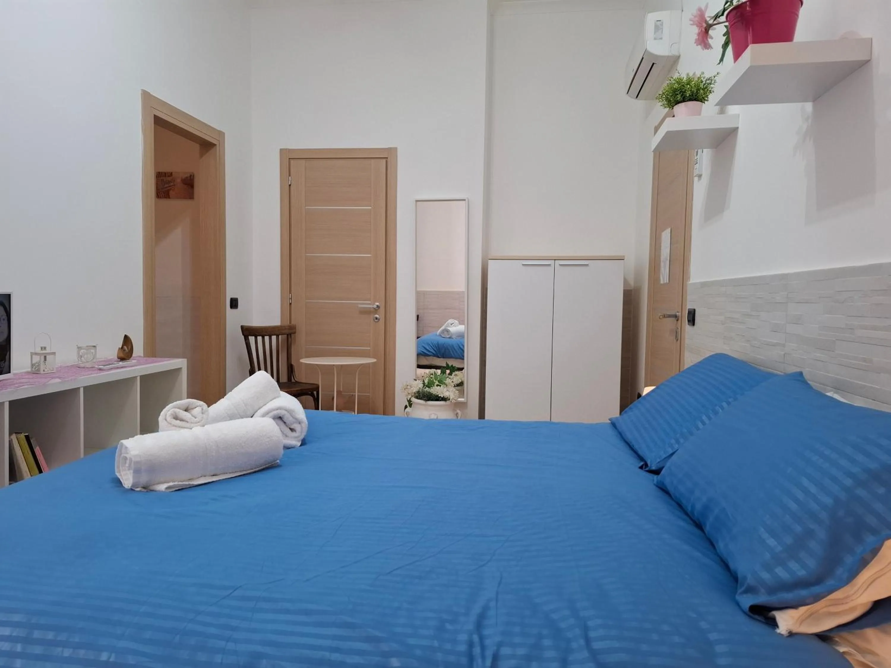 Photo of the whole room, Bed in Dimora Filangieri