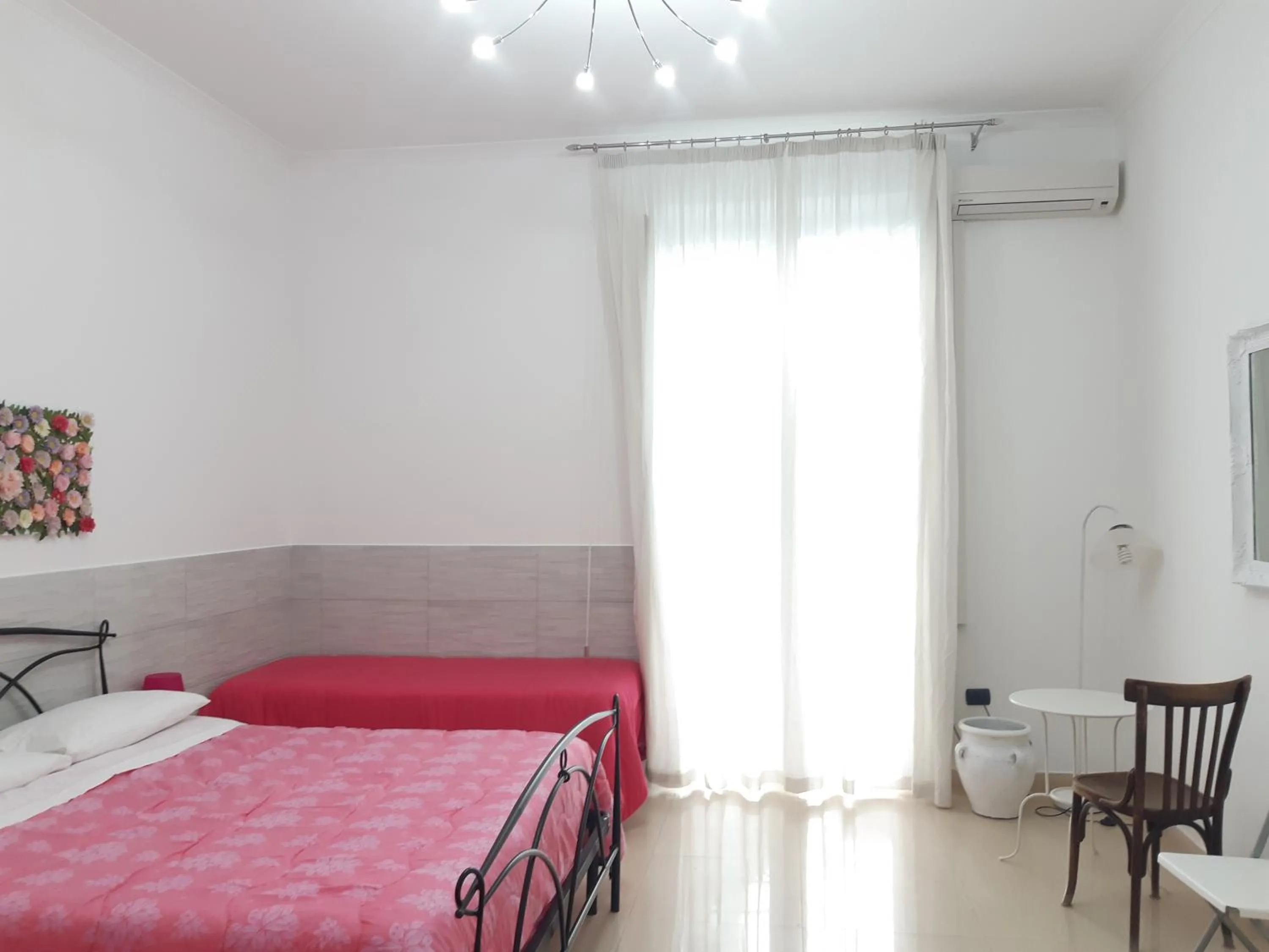 Photo of the whole room, Bed in Dimora Filangieri