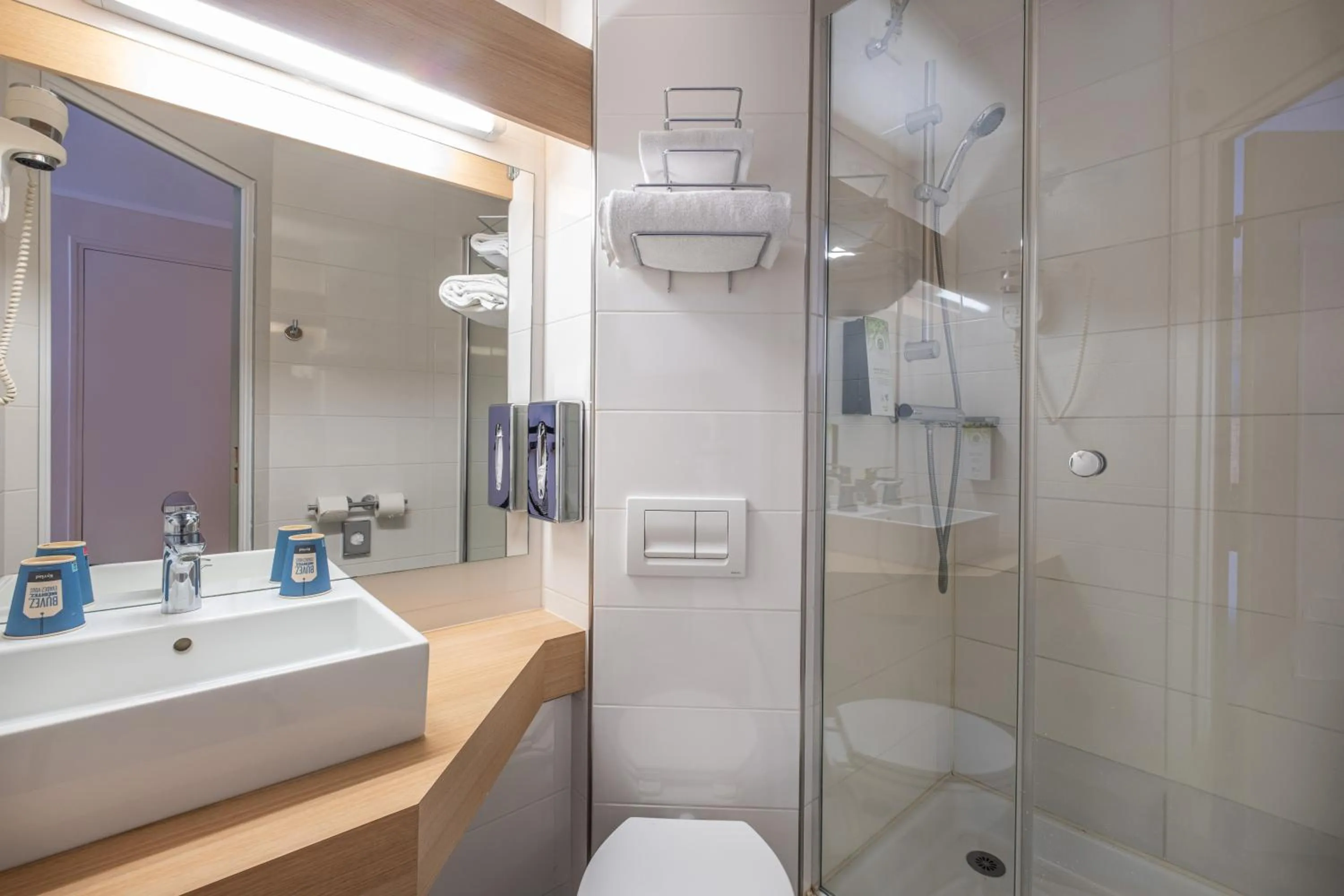 Shower in Kyriad Le Mans Est