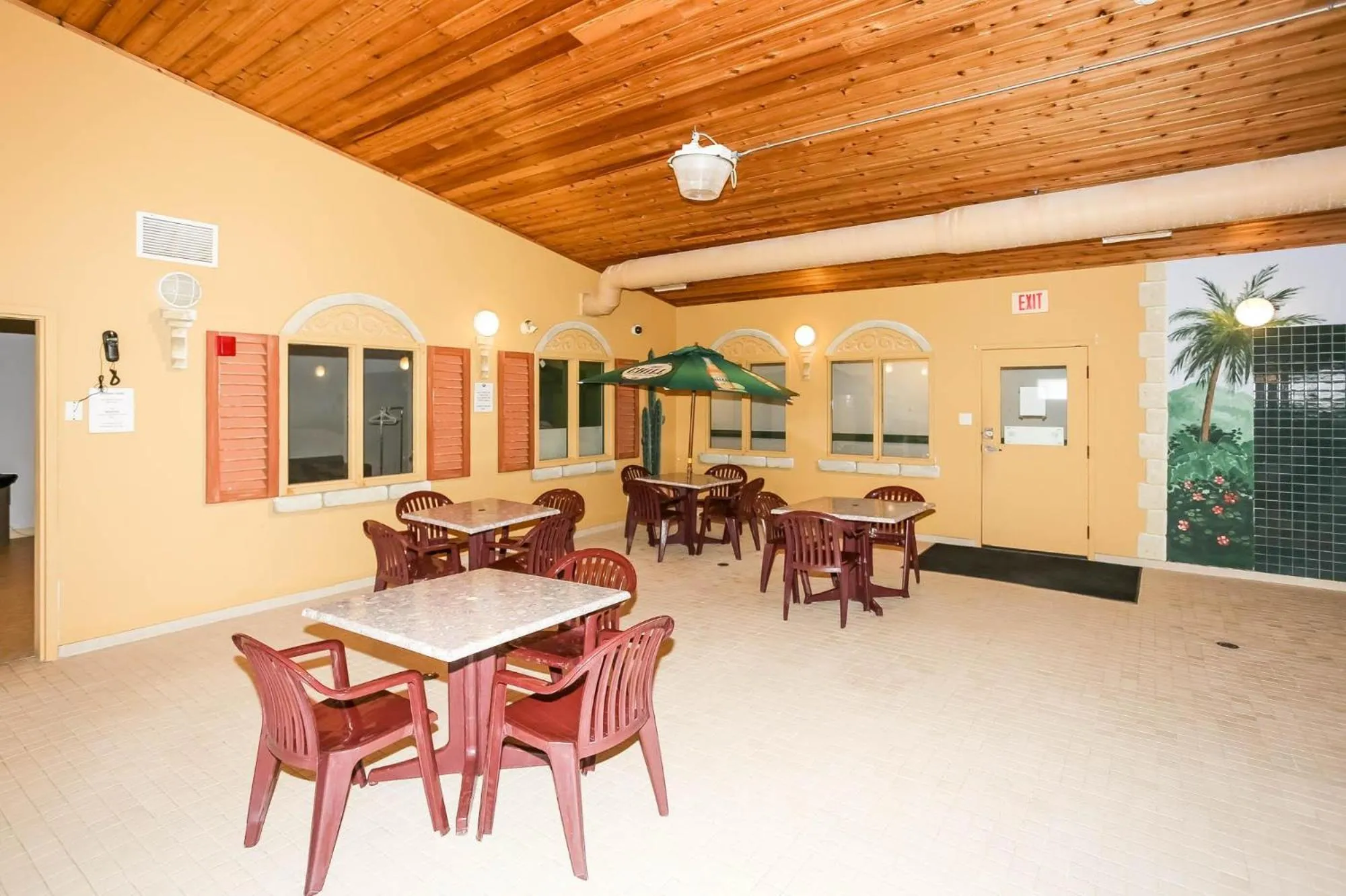 Swimming pool in Altona Hotel