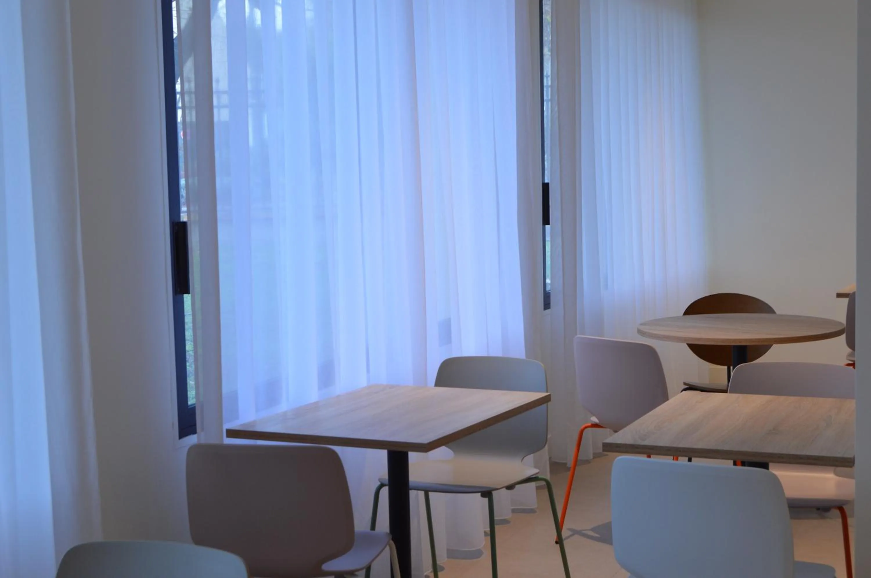 Restaurant/places to eat in Kyriad Argenteuil