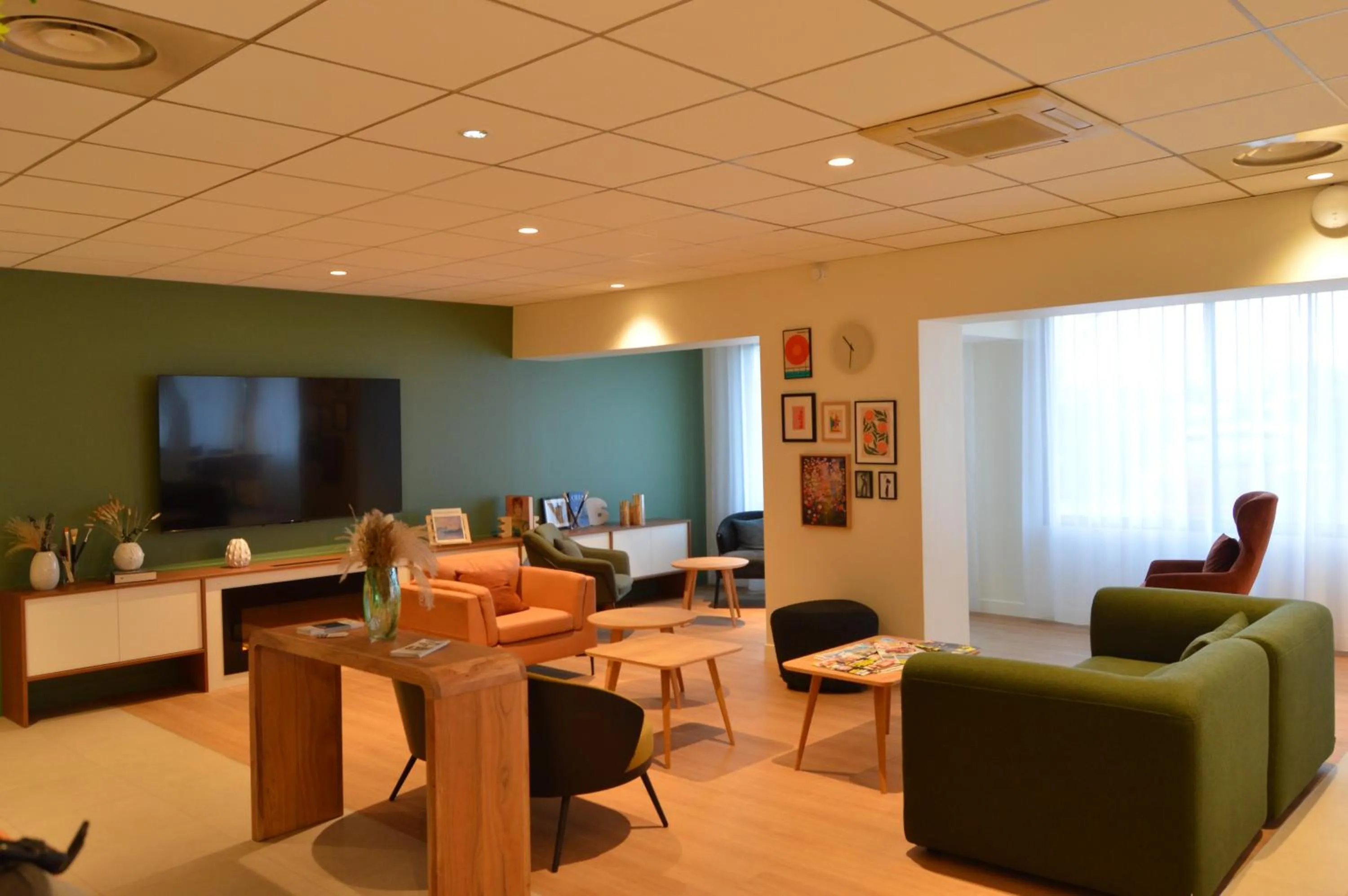 Communal lounge/ TV room in Kyriad Argenteuil