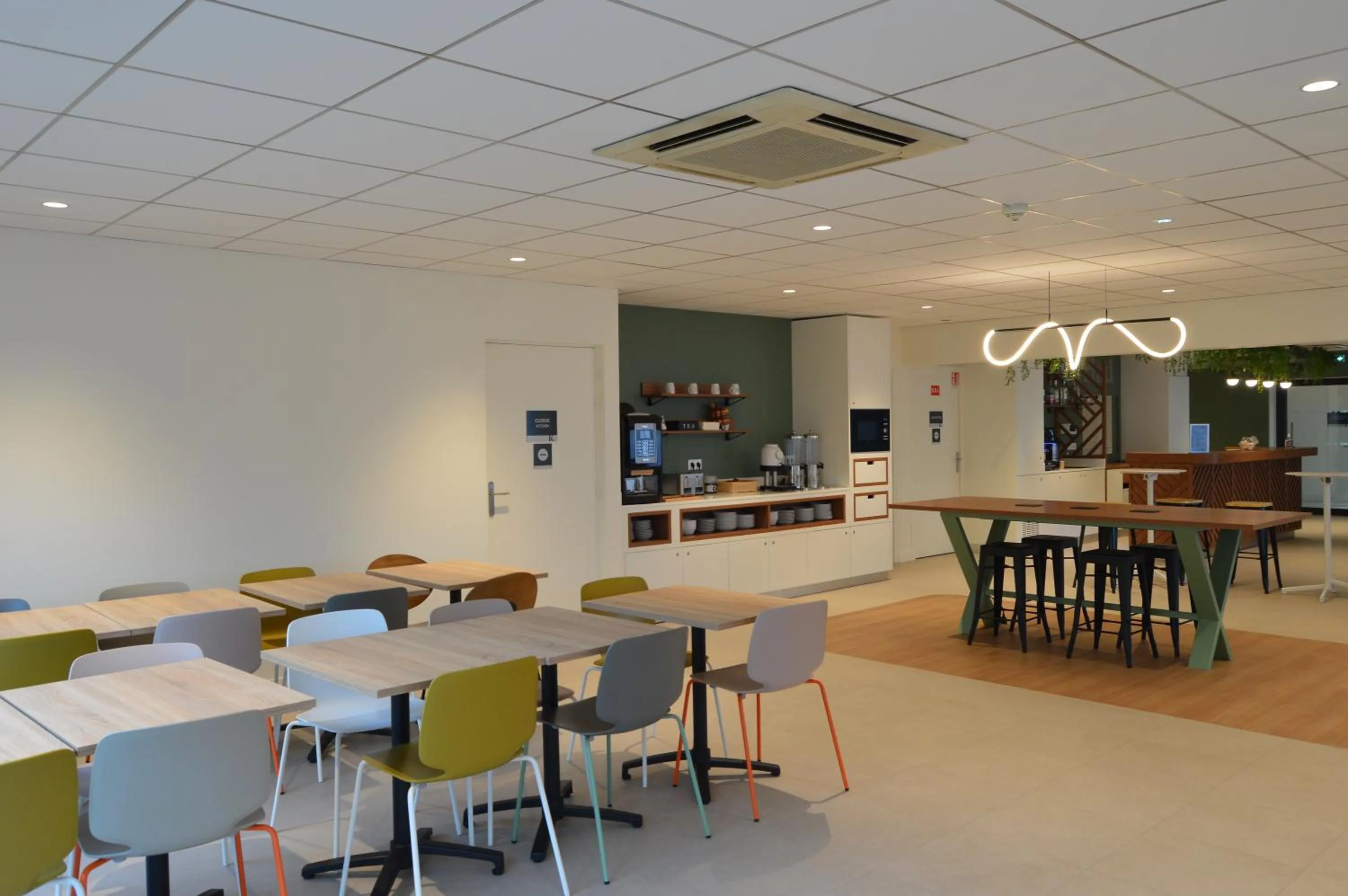 Restaurant/places to eat in Kyriad Argenteuil