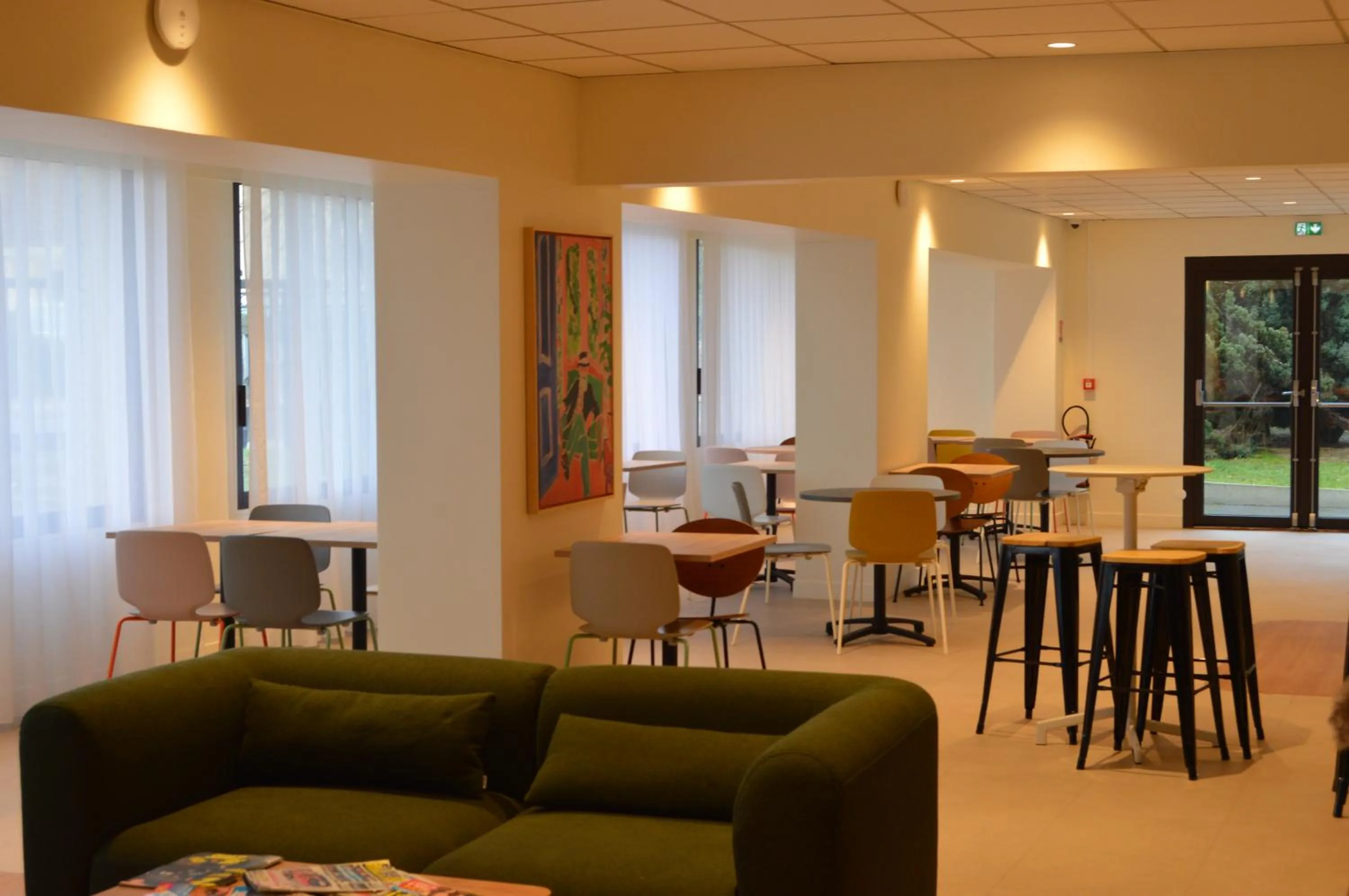 Restaurant/places to eat in Kyriad Argenteuil