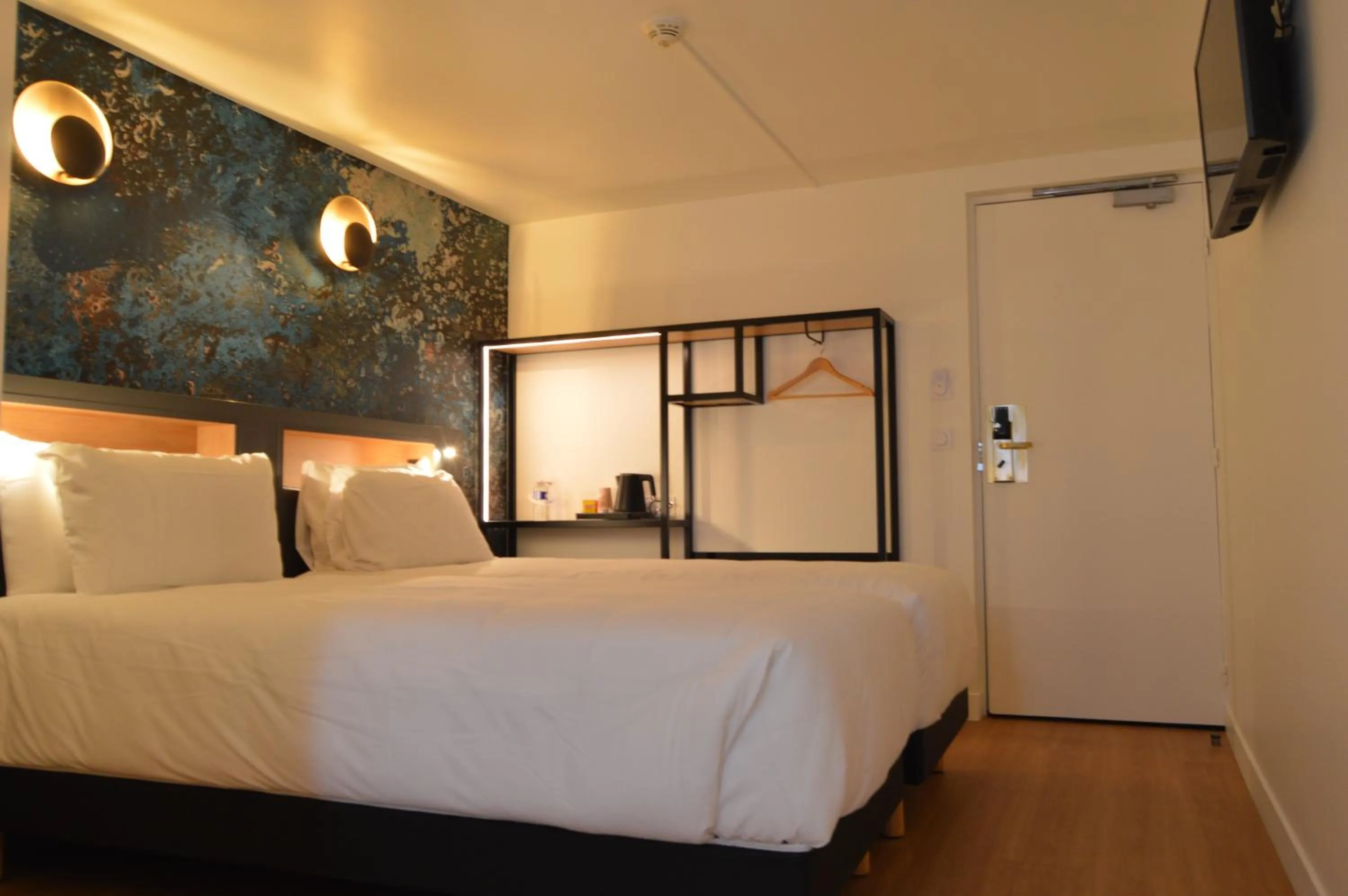 Bedroom, Bed in Kyriad Argenteuil