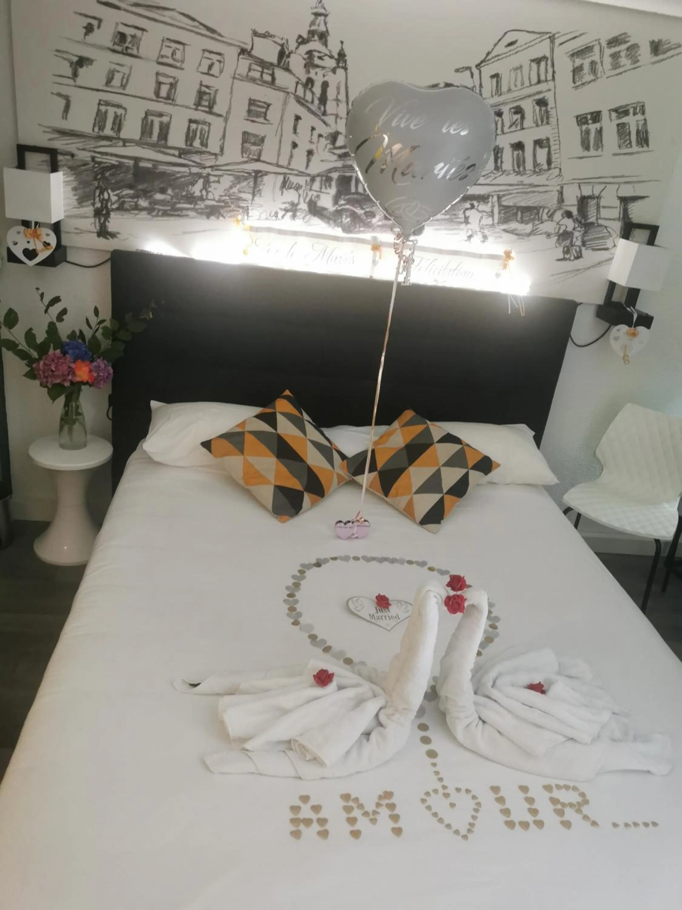 Decorative detail, Bed in Kyriad Lille - Roncq