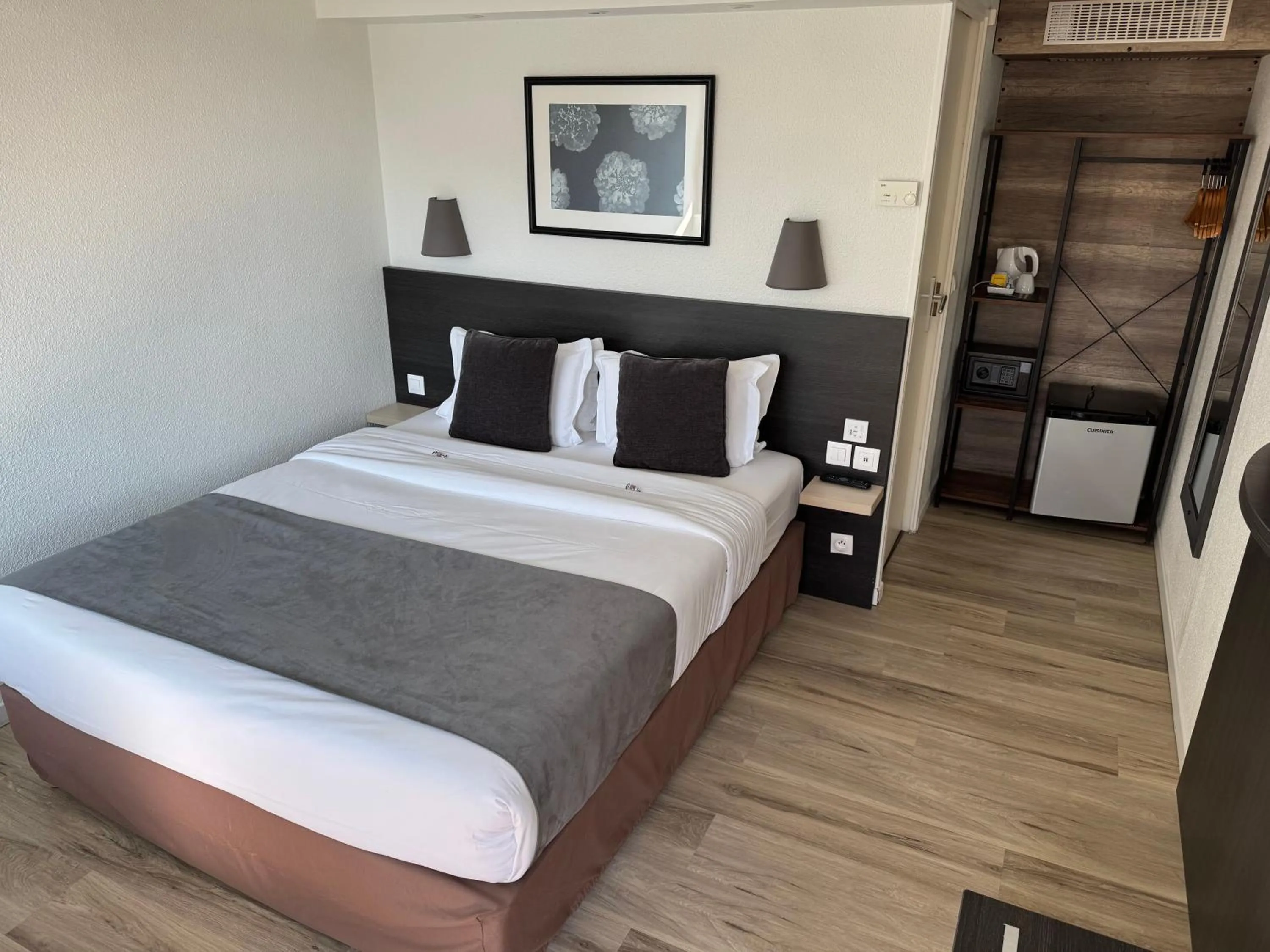 Photo of the whole room, Bed in Kyriad Lisieux