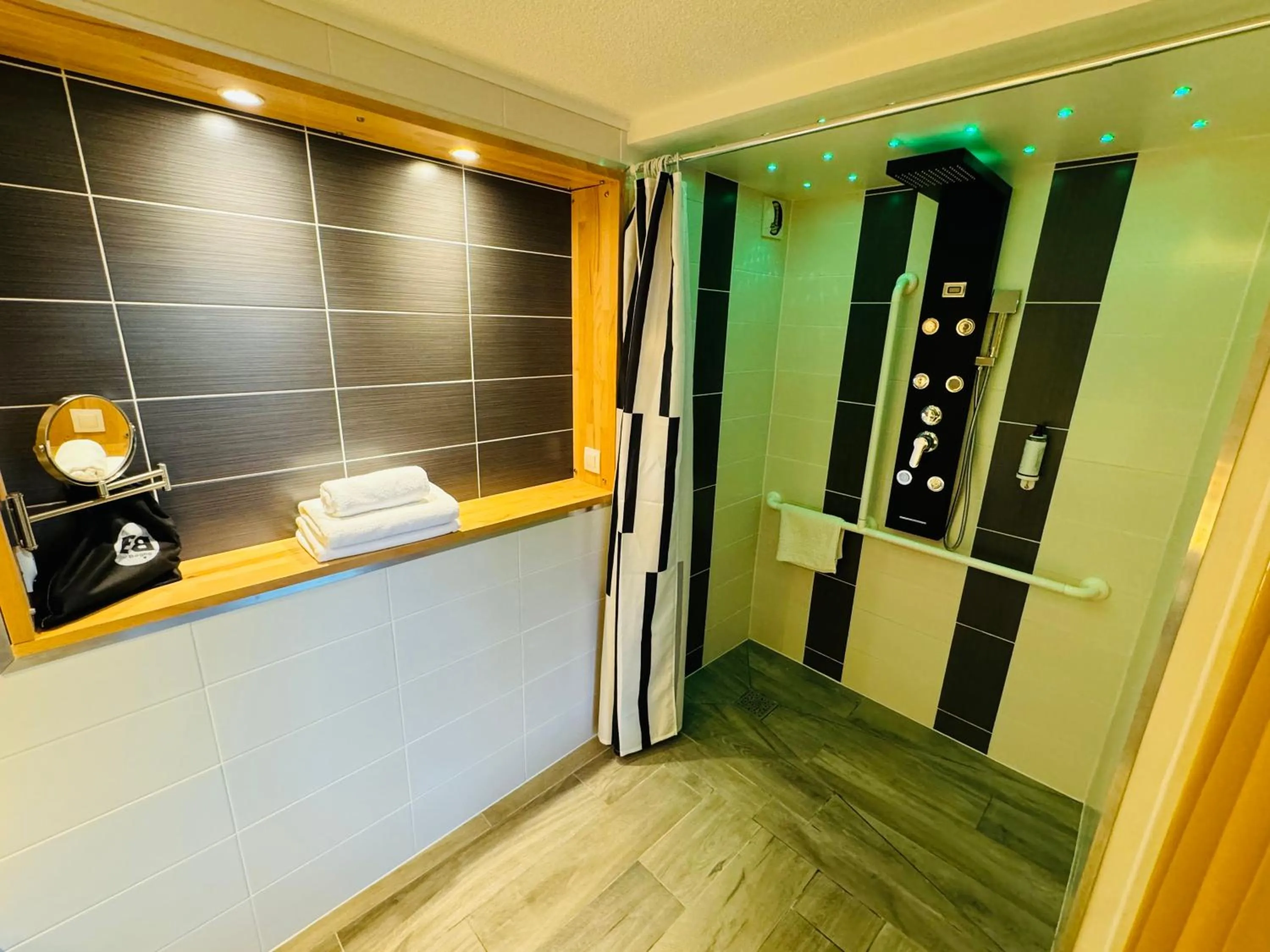 Shower in Kyriad Lisieux