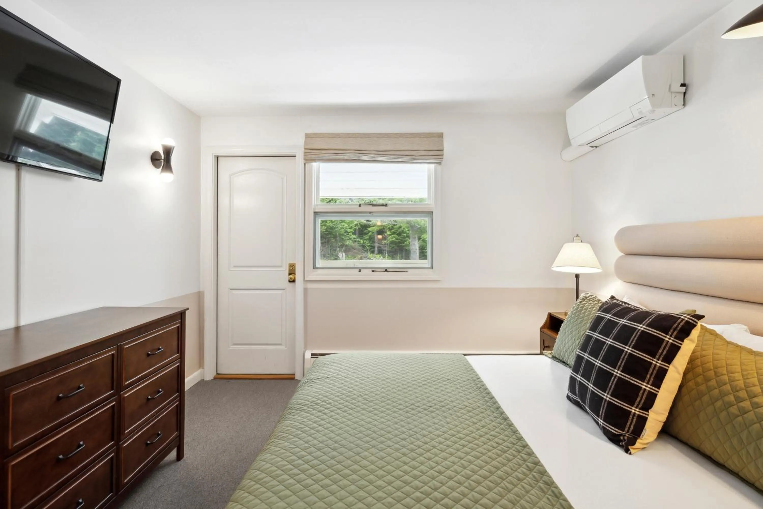 Bed in Mountaineer Inn