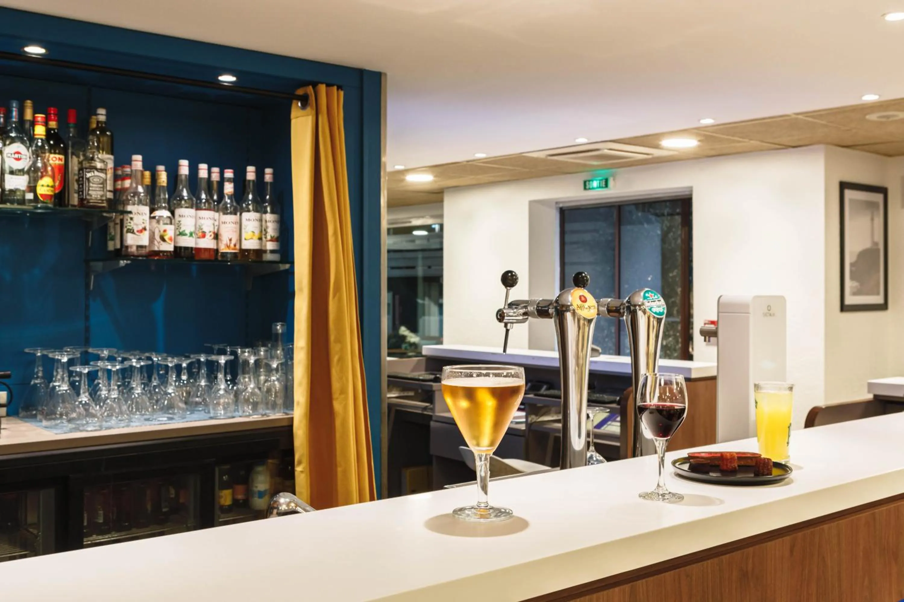 Lounge or bar in Campanile NATURE - Lyon Est Bron Eurexpo