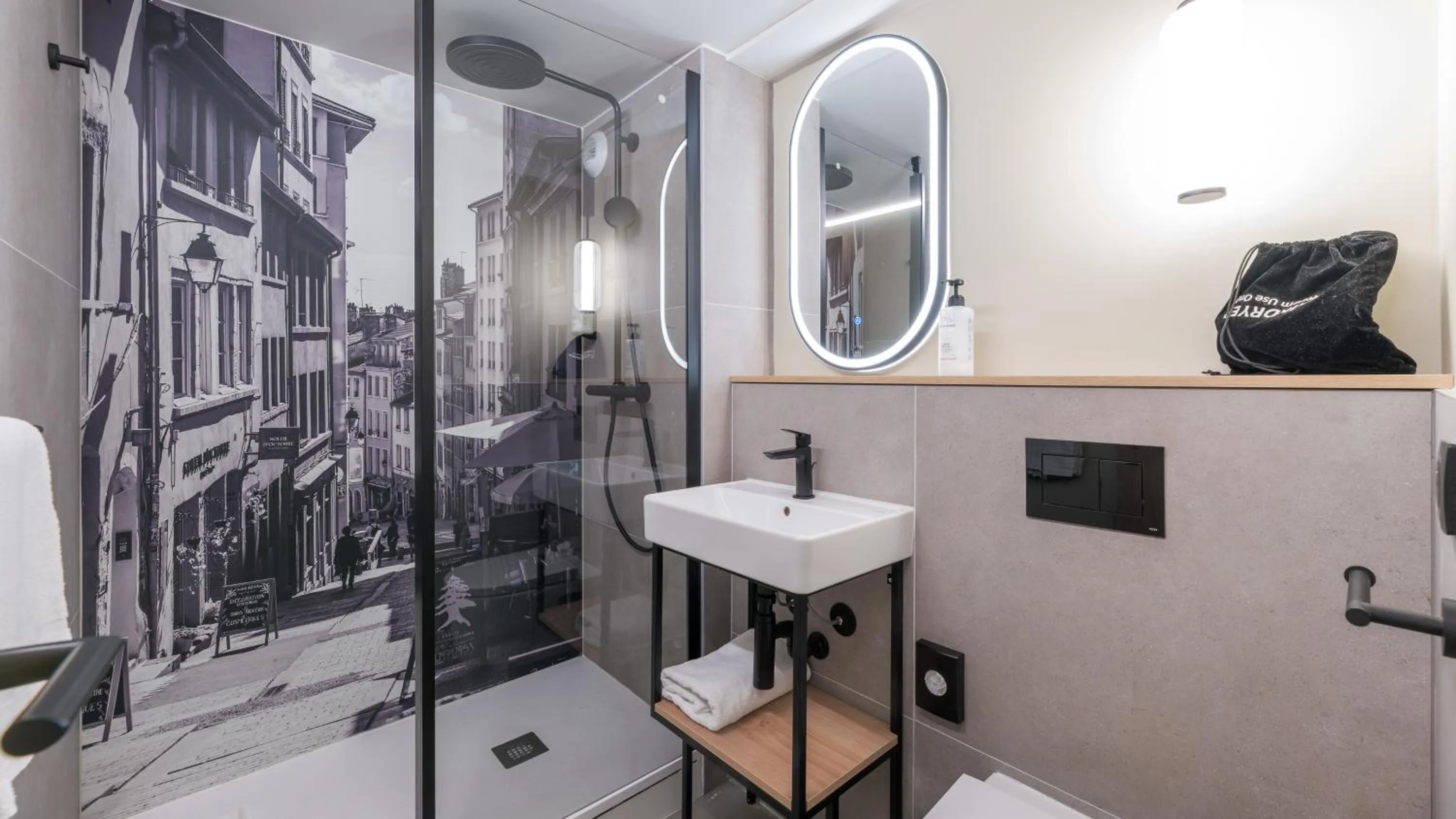 Shower in Campanile NATURE - Lyon Est Bron Eurexpo