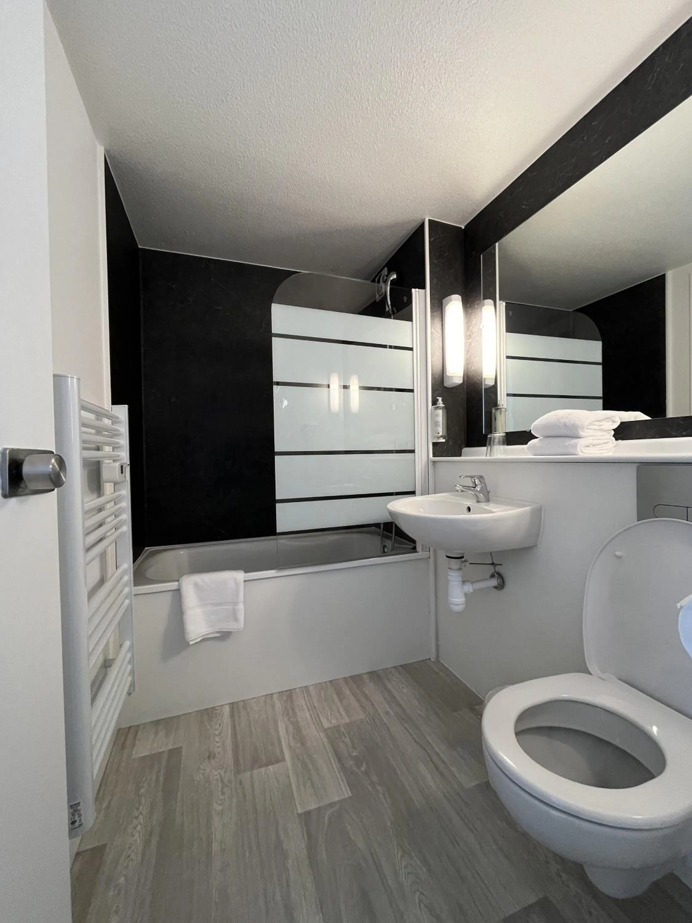 Toilet in The Originals City, Hôtel Mâcon Nord