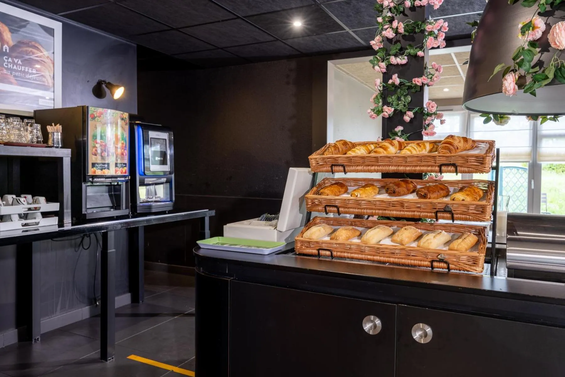 Buffet breakfast in The Originals City, Hôtel Mâcon Nord