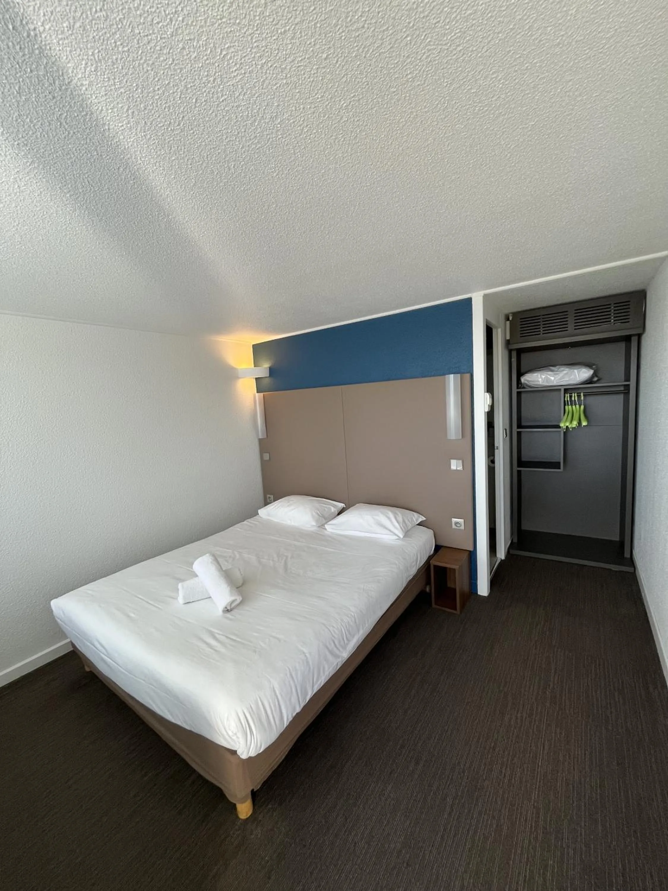 Photo of the whole room, Bed in The Originals City, Hôtel Mâcon Nord