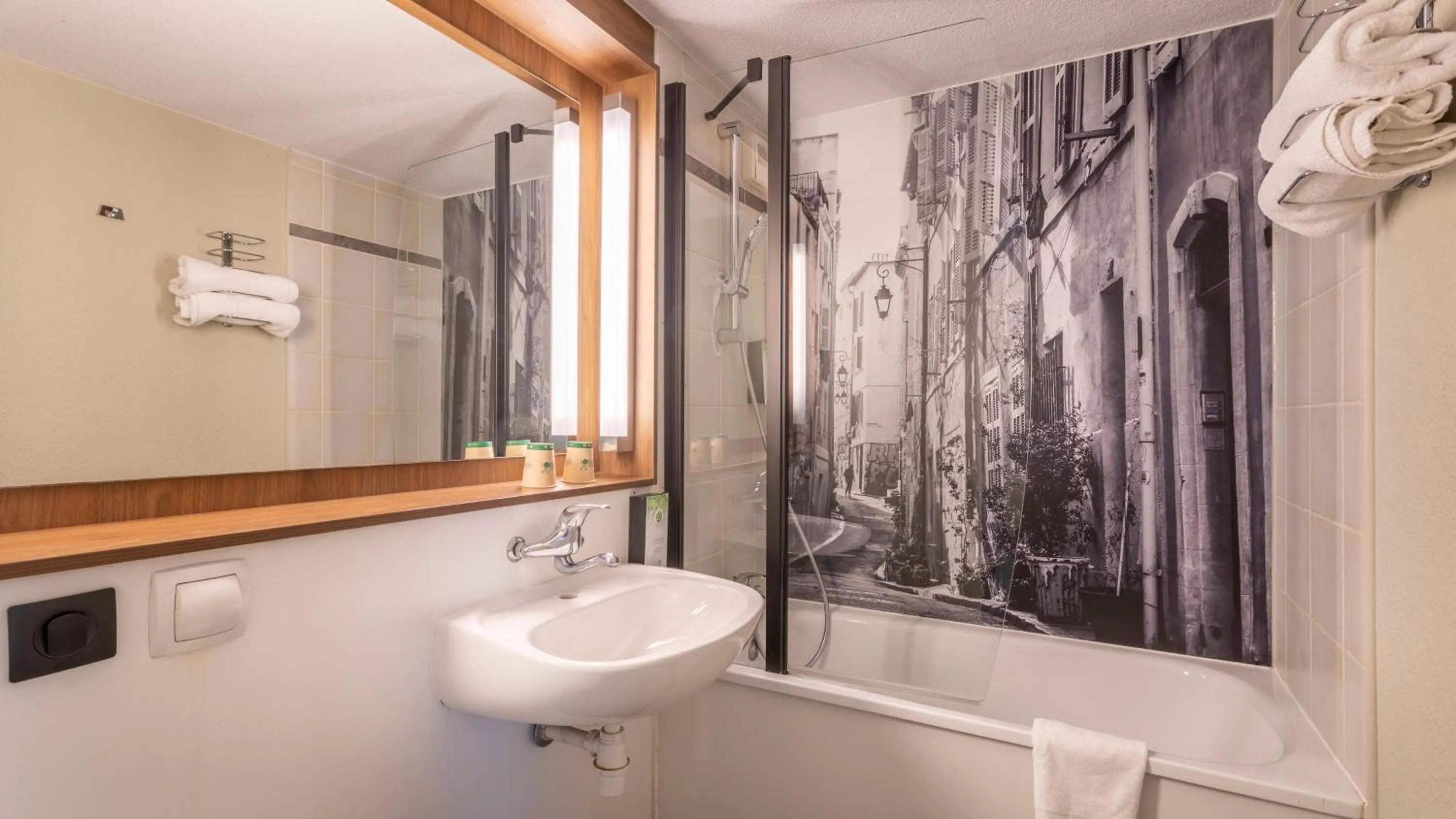 Bathroom in Campanile NATURE - Marseille Saint-Antoine