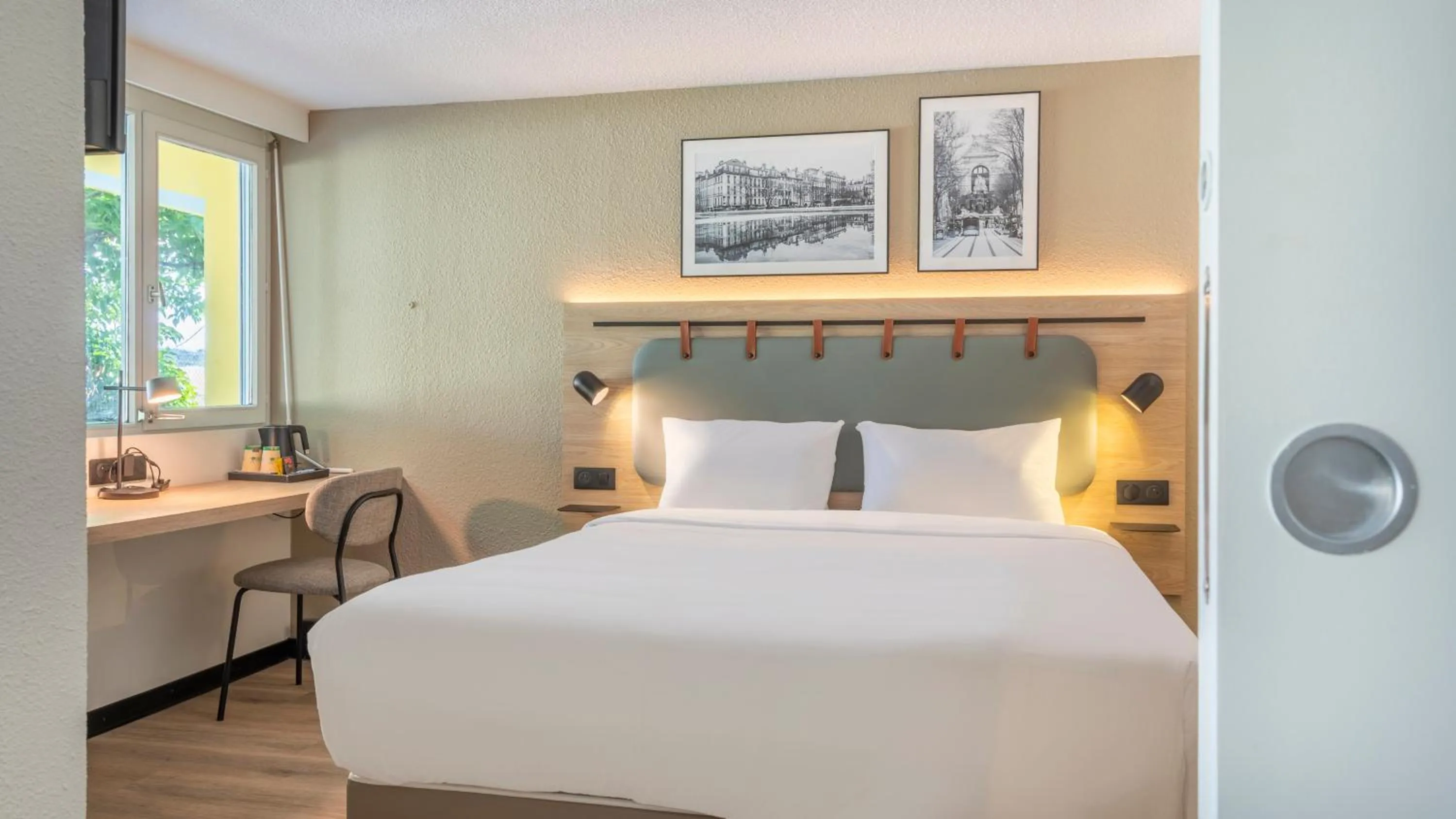 Photo of the whole room, Bed in Campanile NATURE - Marseille Saint-Antoine