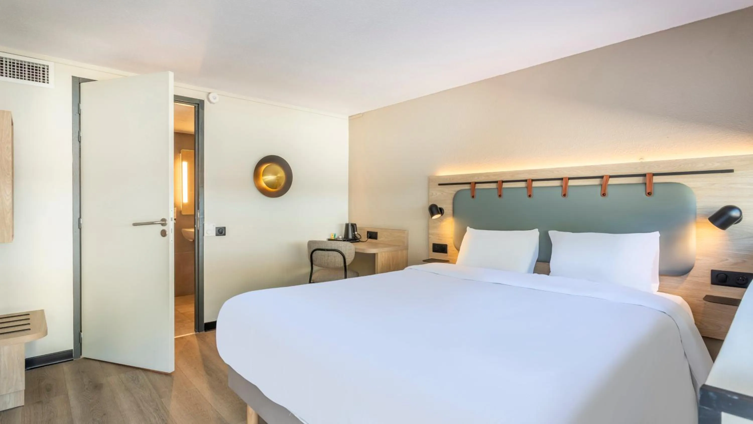 Photo of the whole room, Bed in Campanile NATURE - Marseille Saint-Antoine