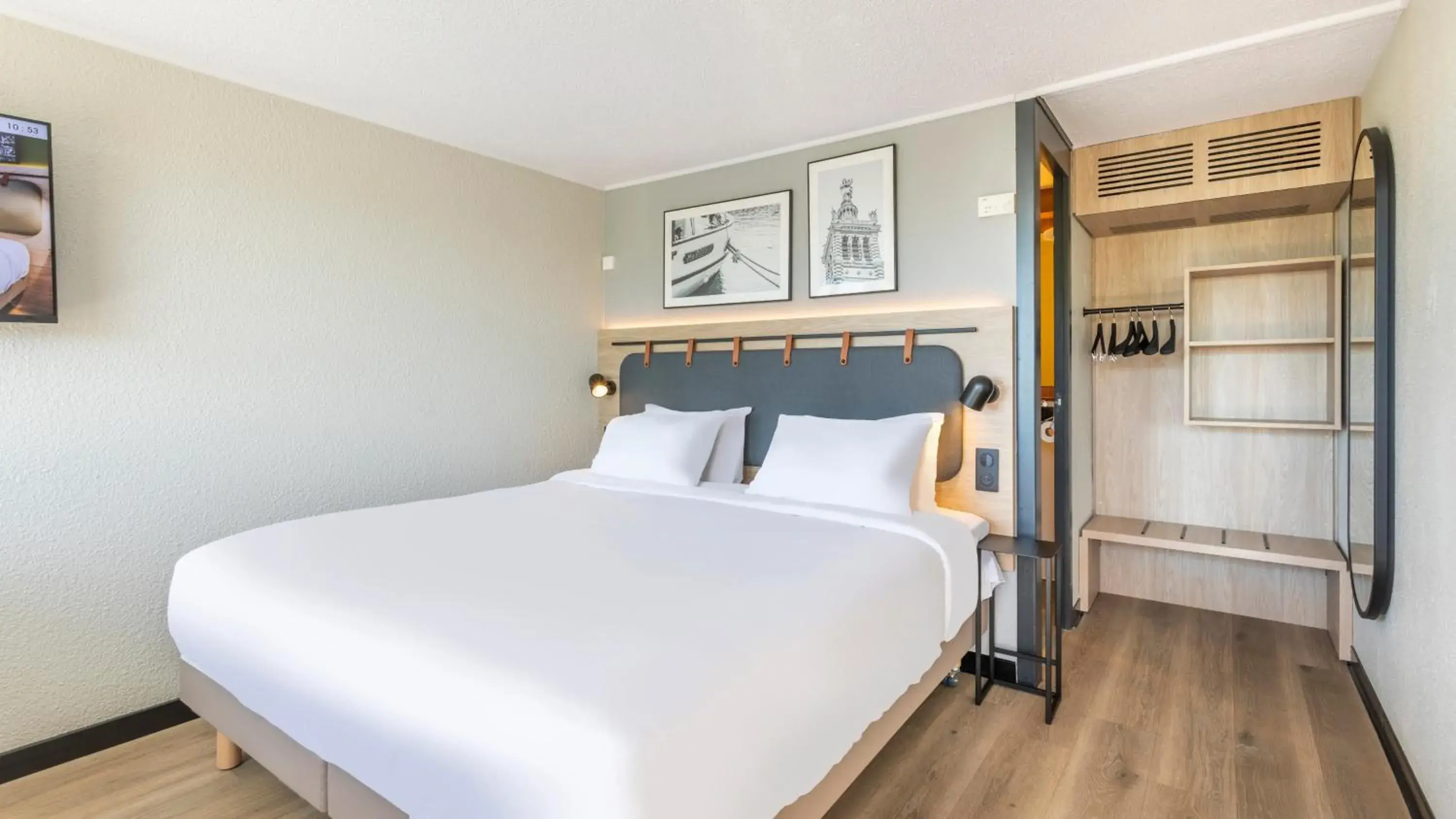 Superior Room - 1 King Bed in Campanile NATURE - Marseille Saint-Antoine Superior Room - 1 King Bed in Campanile NATURE - Marseille Saint-Antoine