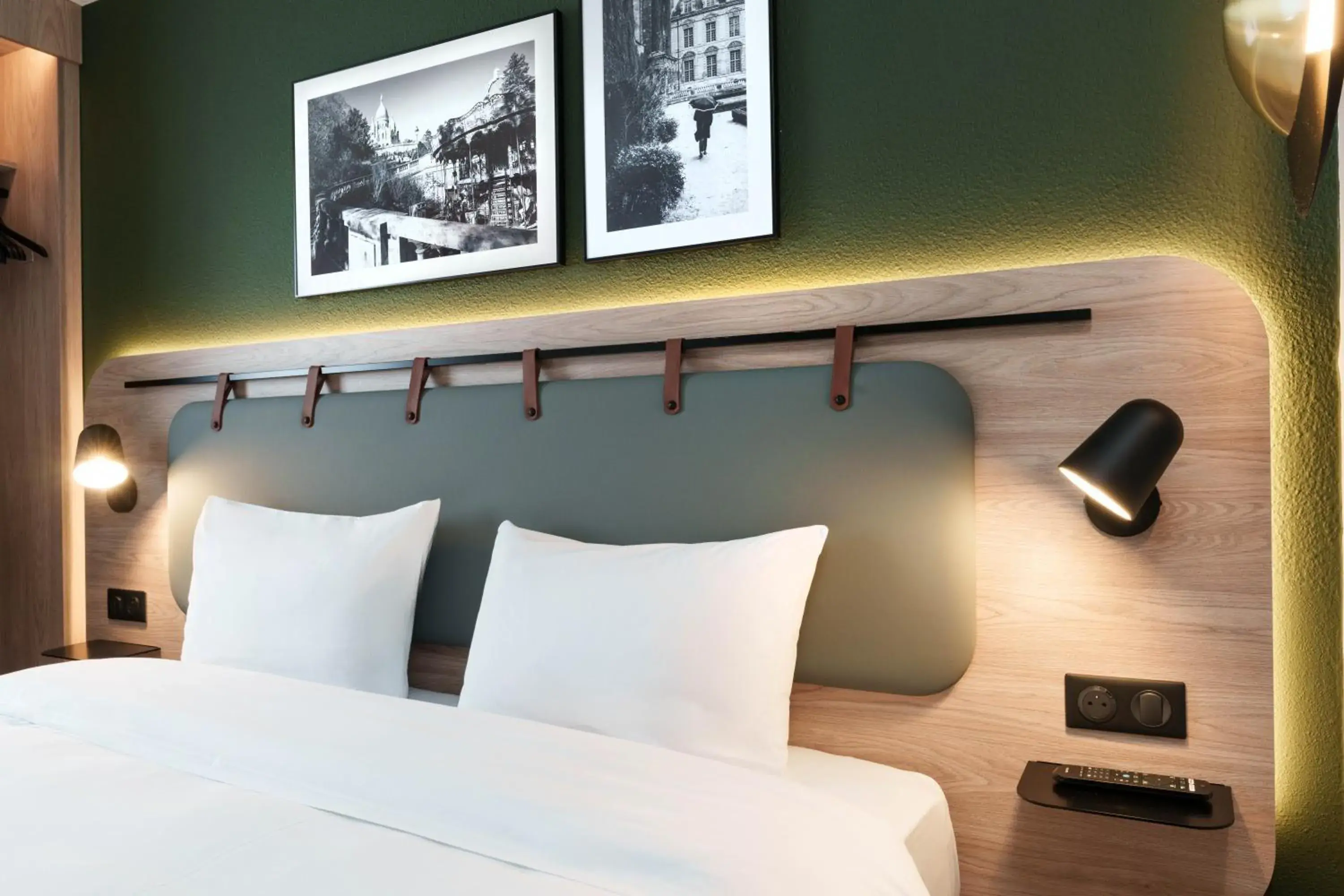 Standard Room - 1 Queen Bed in Campanile Marseille Saint Antoine Standard Room - 1 Queen Bed in Campanile Marseille Saint Antoine