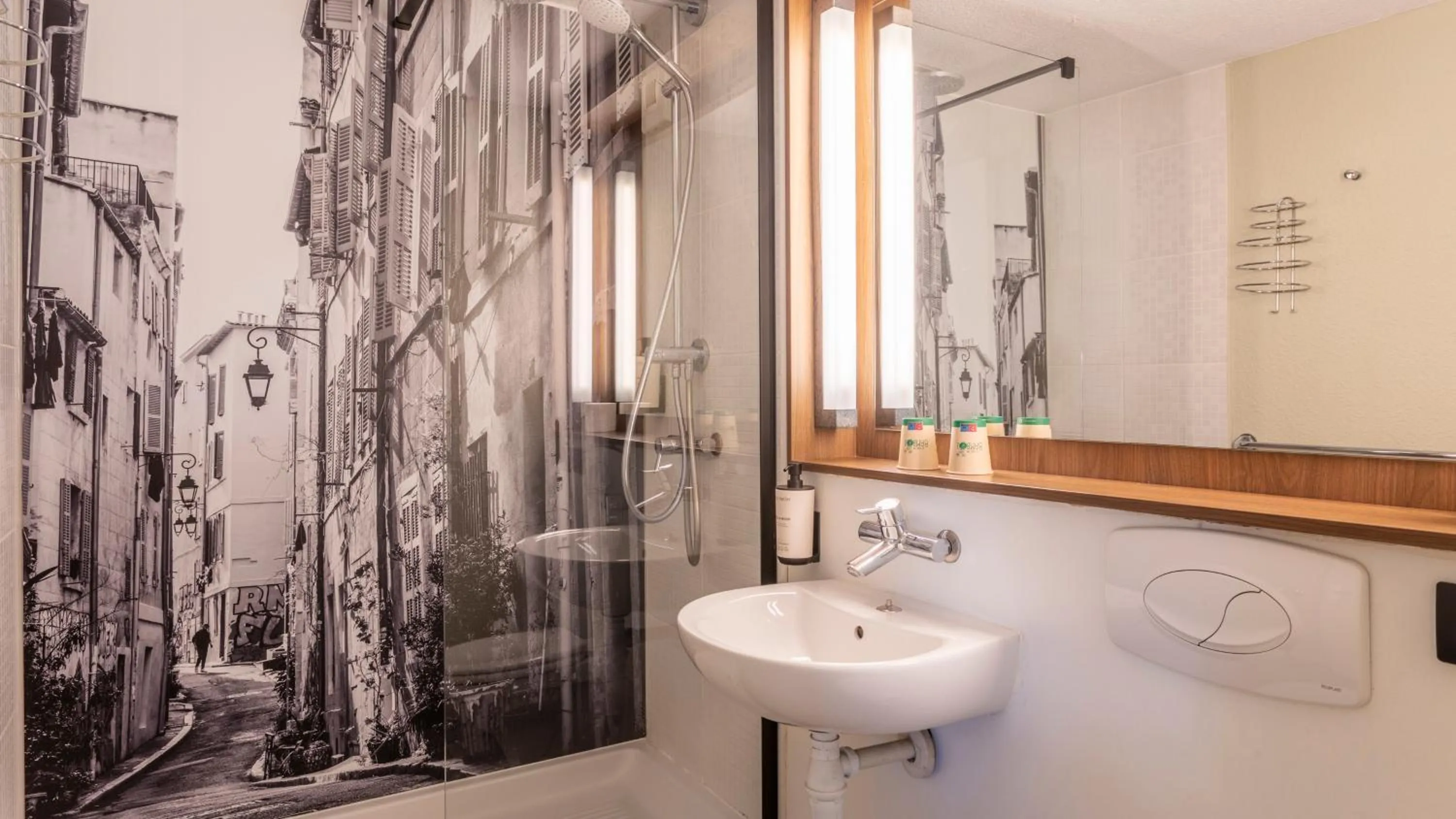 Shower in Campanile NATURE - Marseille Saint-Antoine