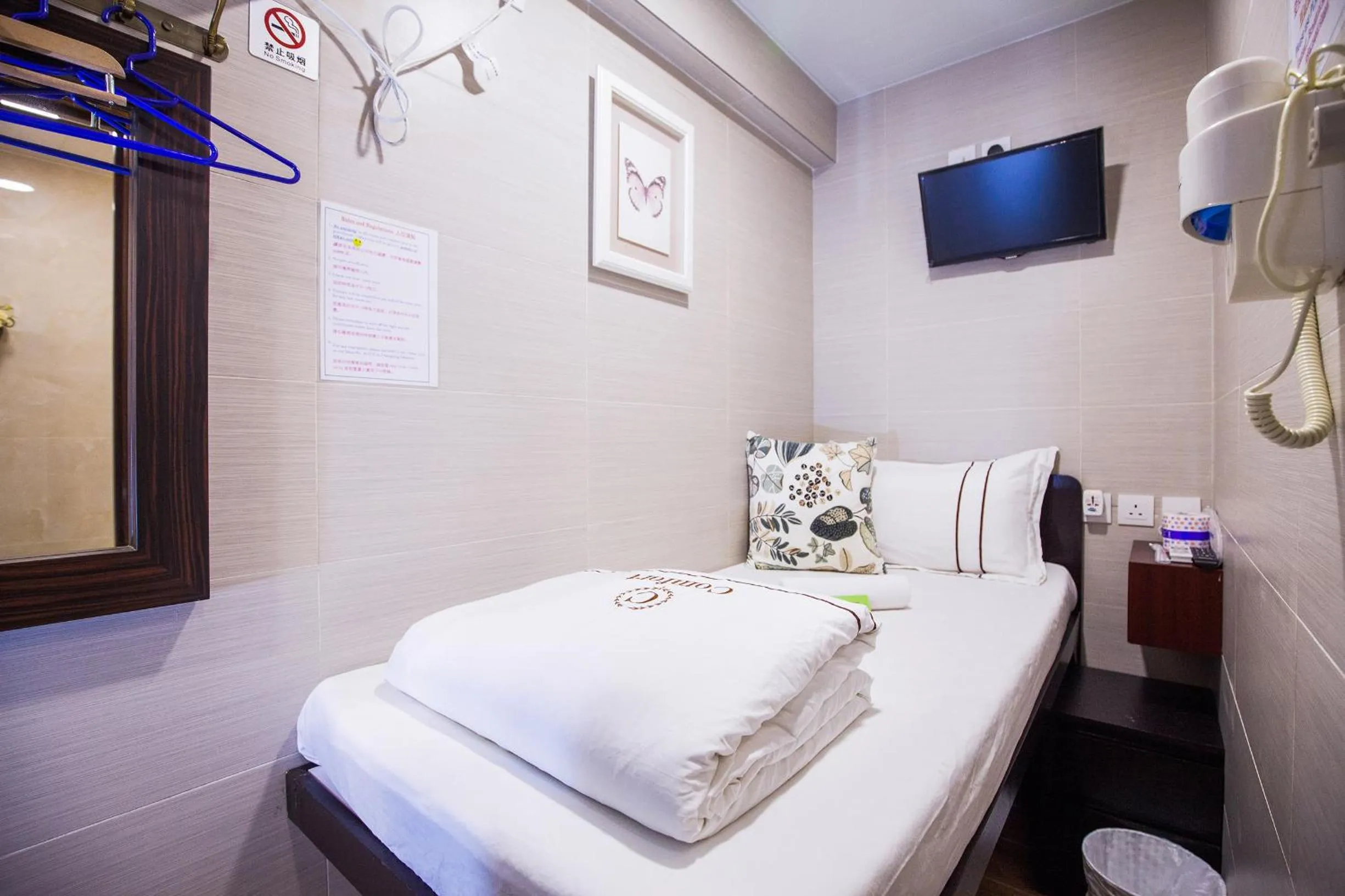 Bedroom, Bed in Smiley Inn