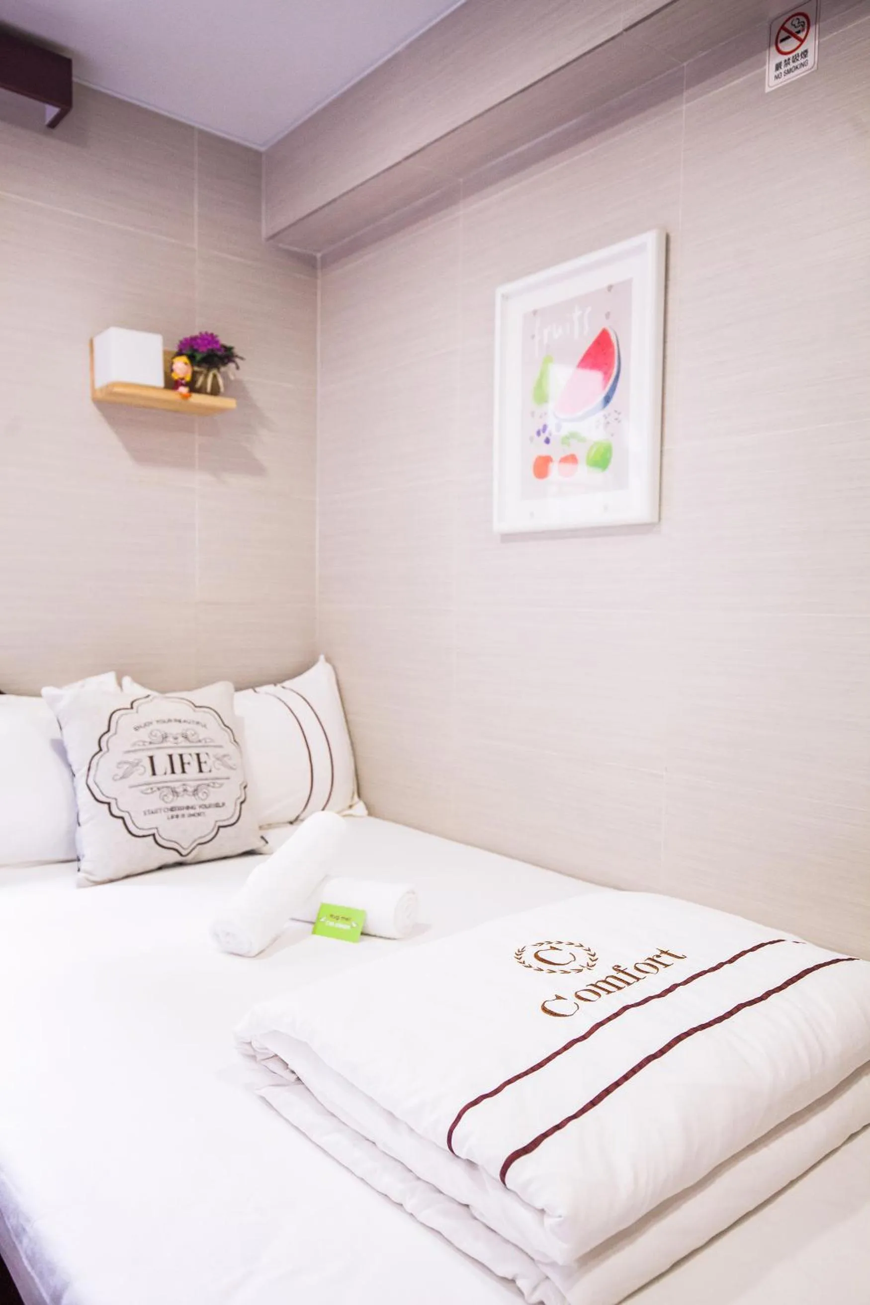 Bedroom, Bed in Smiley Inn